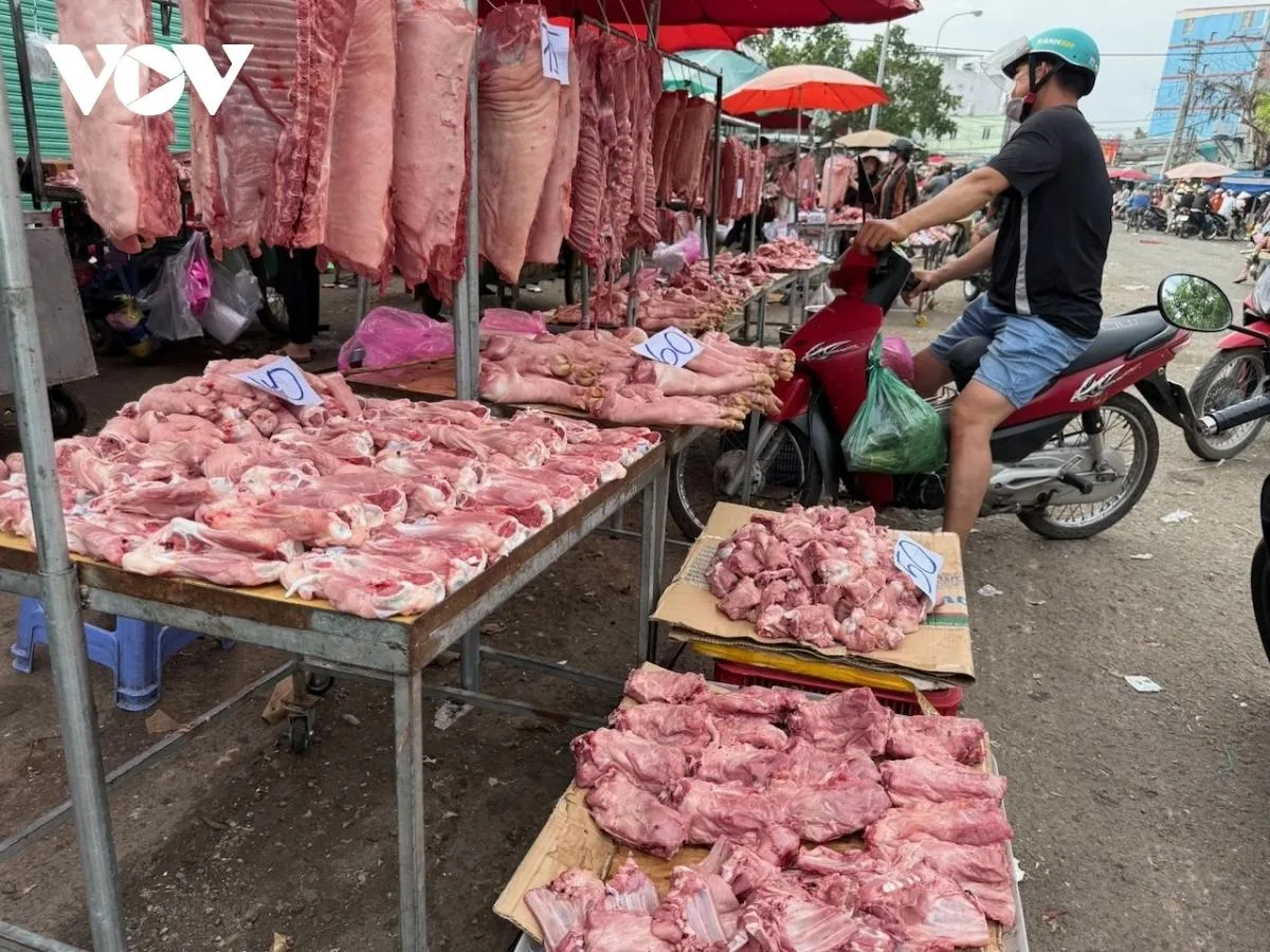 Cận cảnh thịt heo 'lạ' siêu rẻ bày bán bên hông chợ đầu mối Hóc Môn ảnh 1