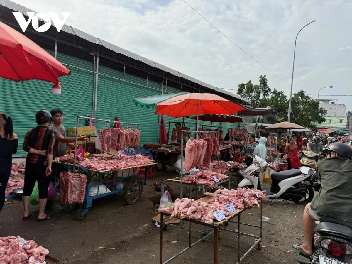 Cận cảnh thịt heo 'lạ' siêu rẻ bày bán bên hông chợ đầu mối Hóc Môn ảnh 4