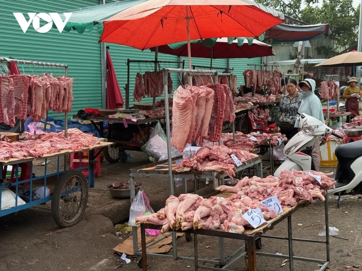 Cận cảnh thịt heo 'lạ' siêu rẻ bày bán bên hông chợ đầu mối Hóc Môn ảnh 3