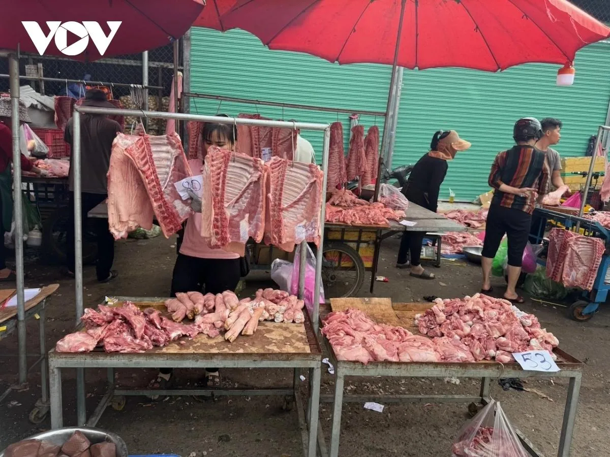 Cận cảnh thịt heo 'lạ' siêu rẻ bày bán bên hông chợ đầu mối Hóc Môn ảnh 2