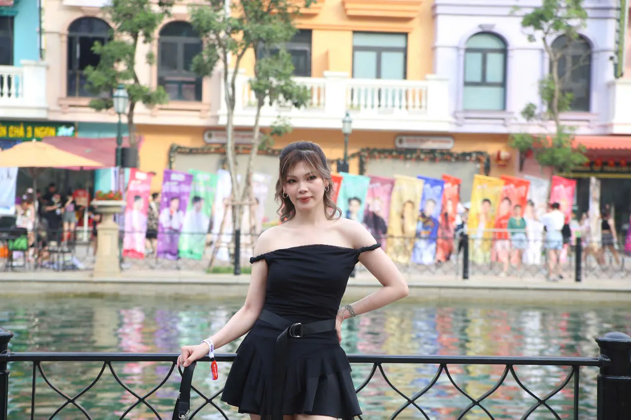 Fan nữ mặc sexy đi xem concert 33 anh trai ảnh 5