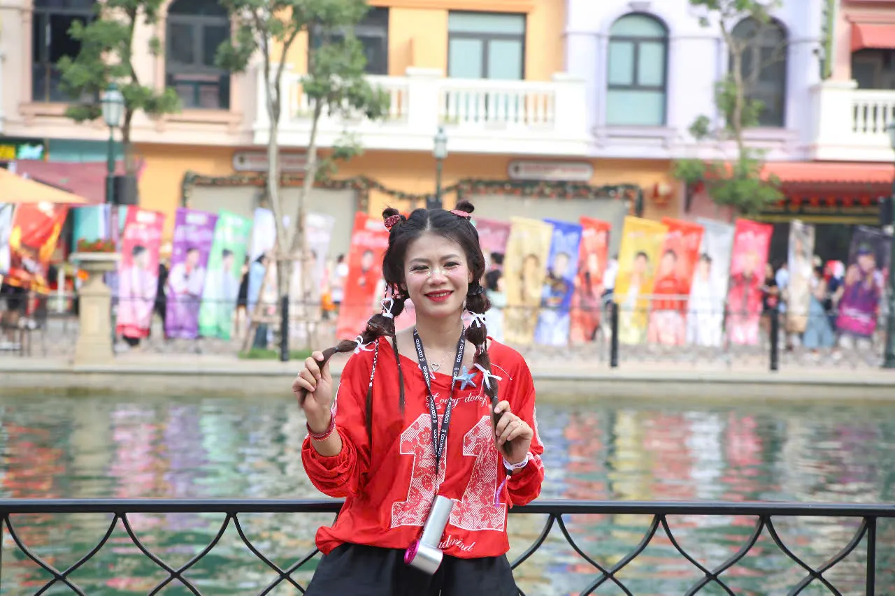 Fan nữ mặc sexy đi xem concert 33 anh trai ảnh 11