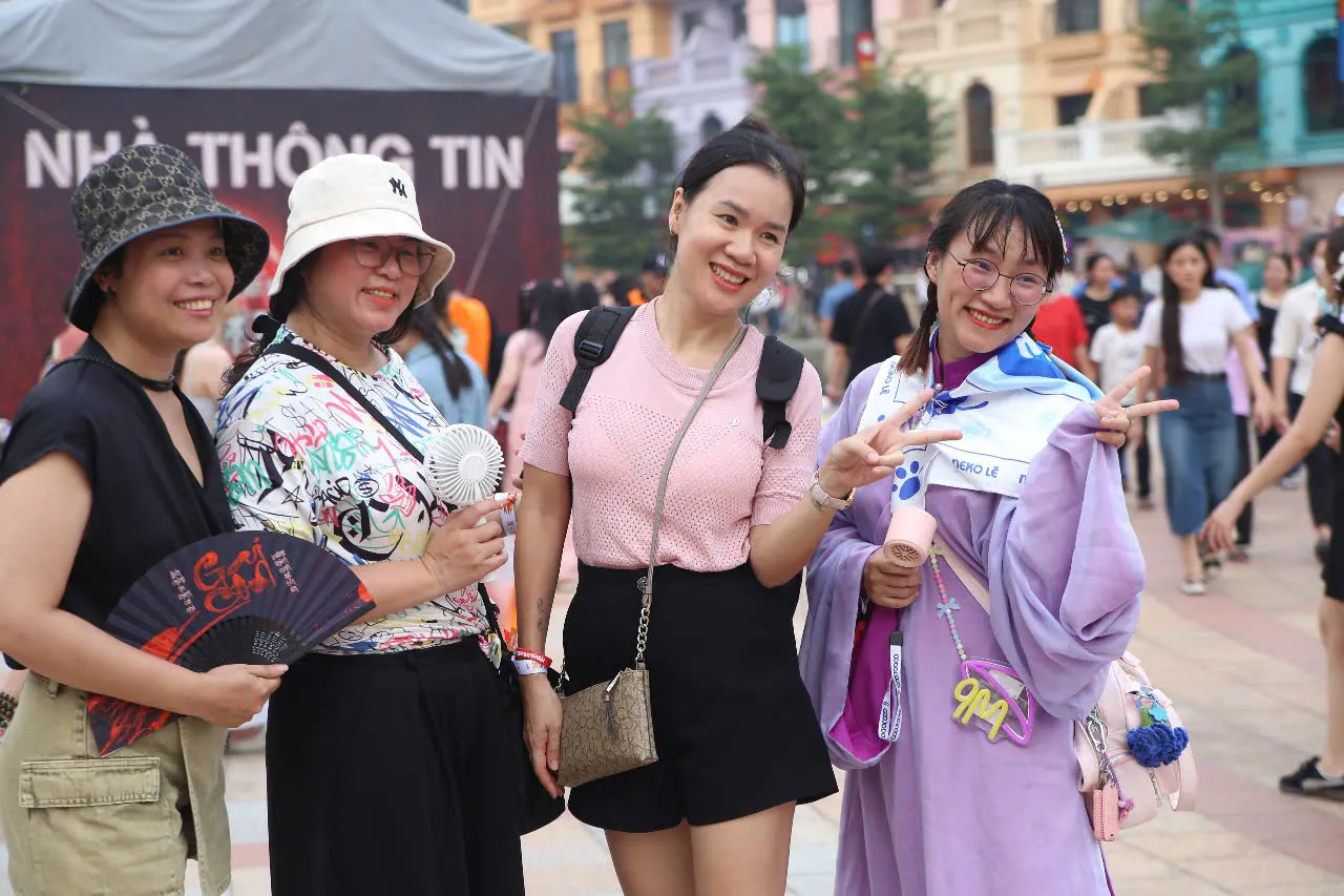 Fan nữ mặc sexy đi xem concert 33 anh trai ảnh 10