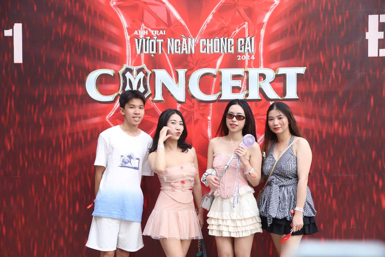 Fan nữ mặc sexy đi xem concert 33 anh trai ảnh 7