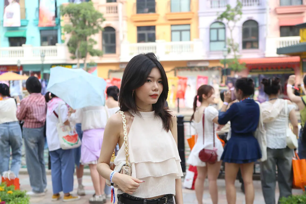 Fan nữ mặc sexy đi xem concert 33 anh trai ảnh 9