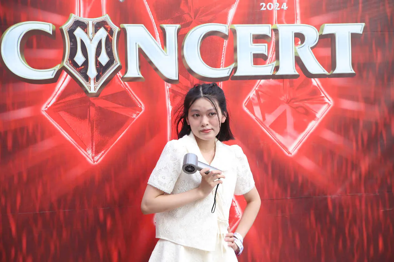 Fan nữ mặc sexy đi xem concert 33 anh trai ảnh 12