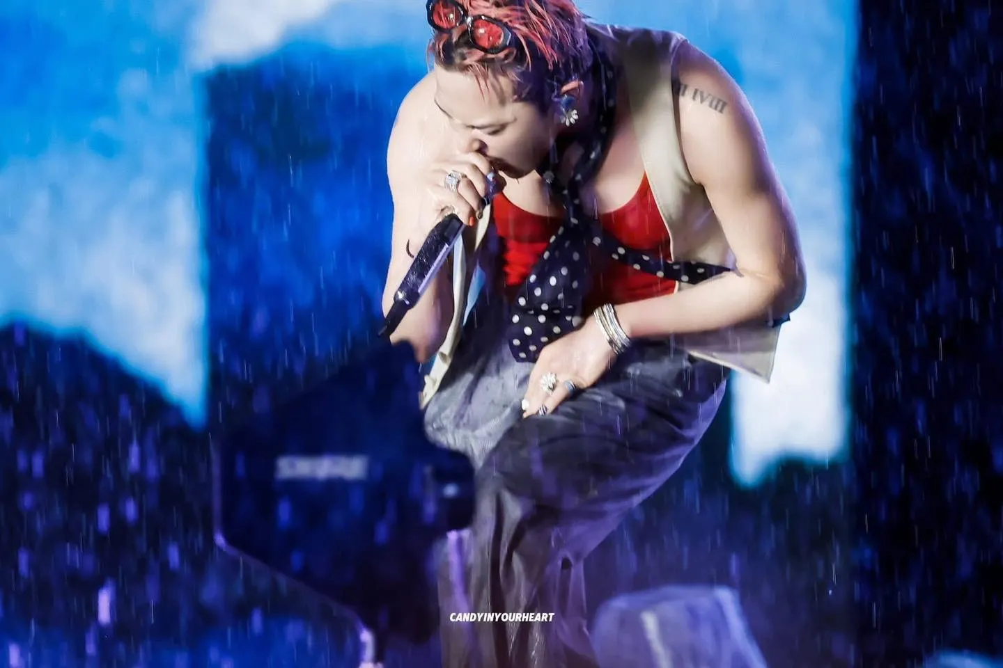 G-Dragon biểu diễn giữa trời mưa xối xả ở Hà Nội, fan Việt lao lên sân khấu đòi ôm ảnh 4