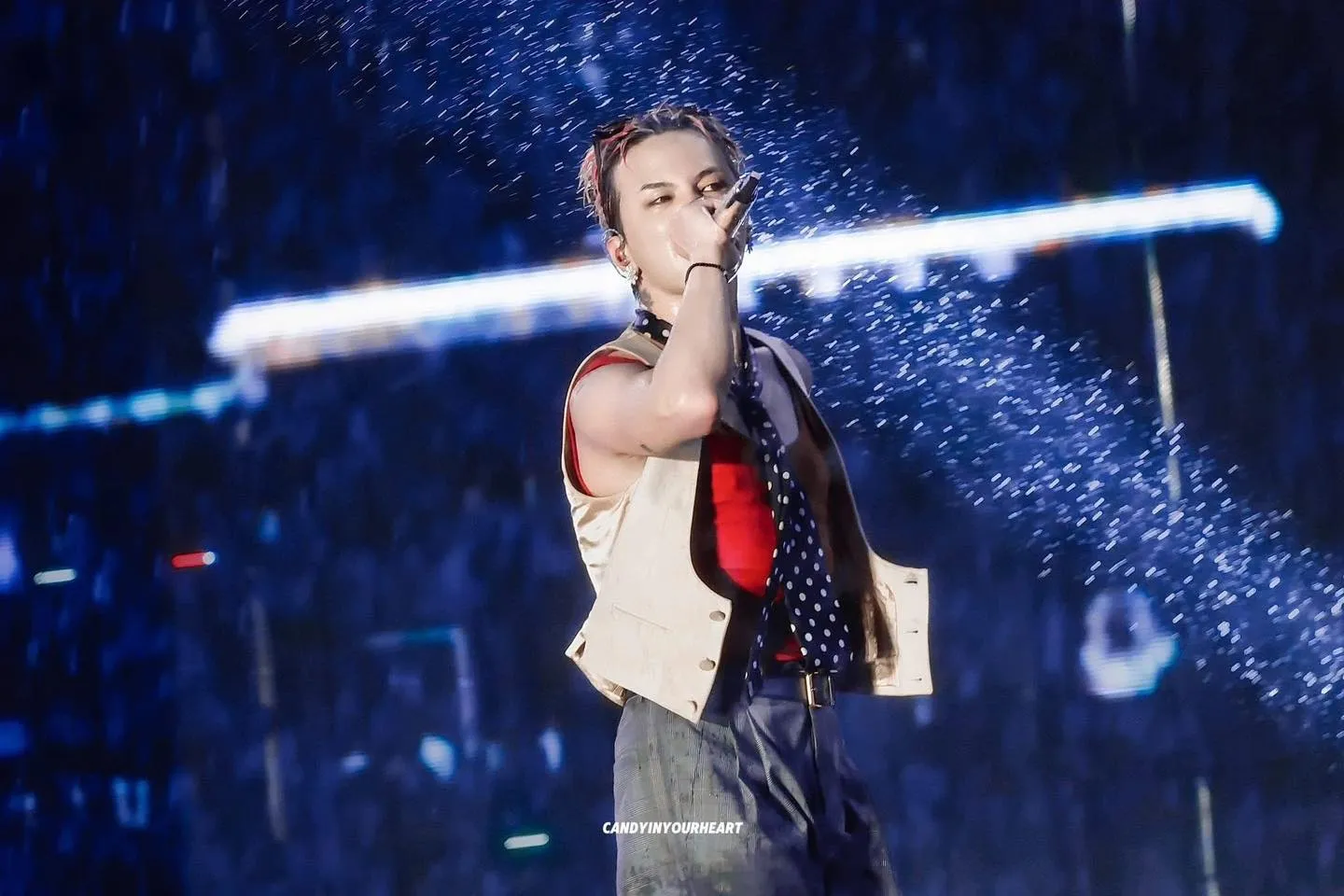 G-Dragon biểu diễn giữa trời mưa xối xả ở Hà Nội, fan Việt lao lên sân khấu đòi ôm ảnh 1