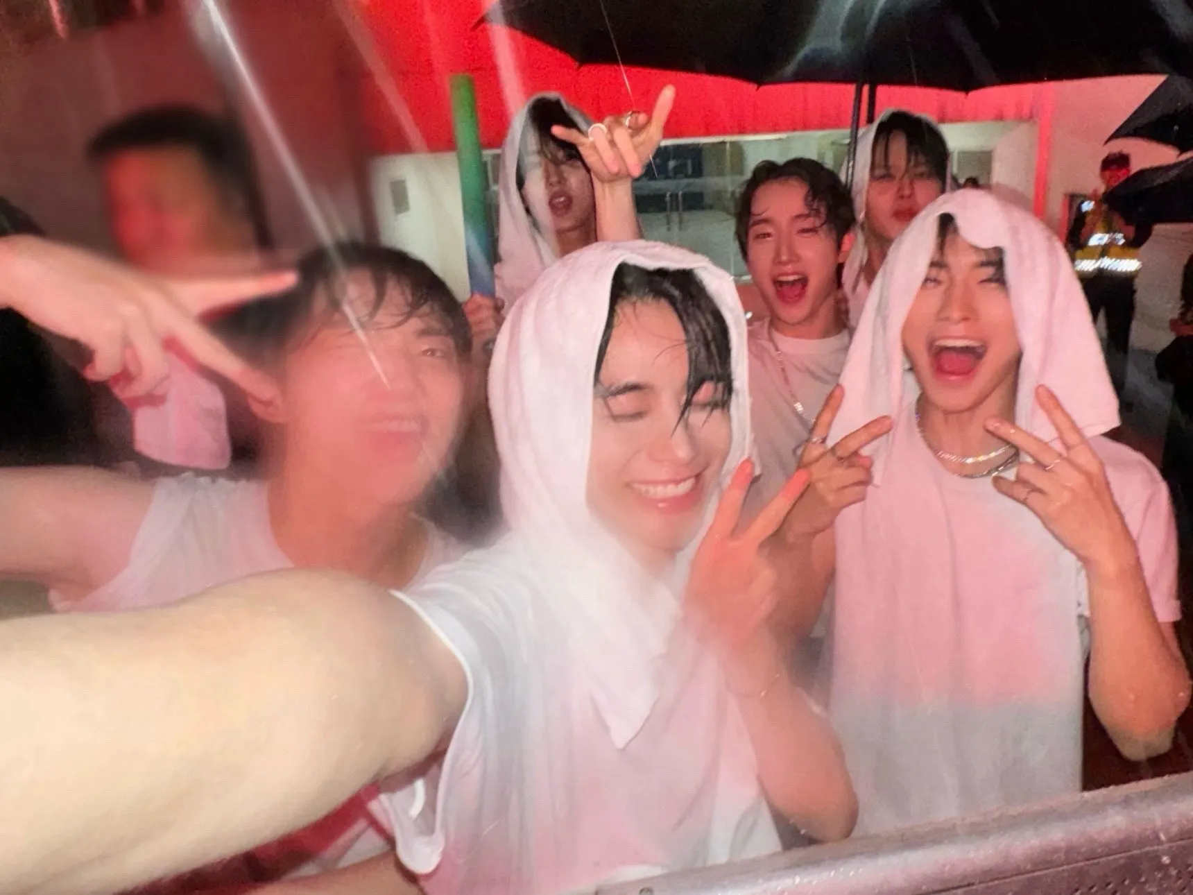 G-Dragon biểu diễn giữa trời mưa xối xả ở Hà Nội, fan Việt lao lên sân khấu đòi ôm ảnh 5