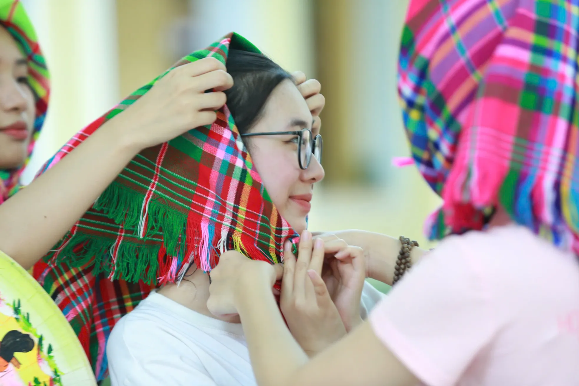 Mốt trùm khăn 'bà thím' được thí sinh Hoa hậu Việt Nam yêu thích ảnh 4