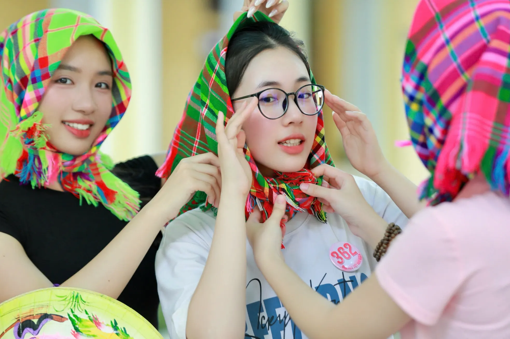 Mốt trùm khăn 'bà thím' được thí sinh Hoa hậu Việt Nam yêu thích ảnh 1