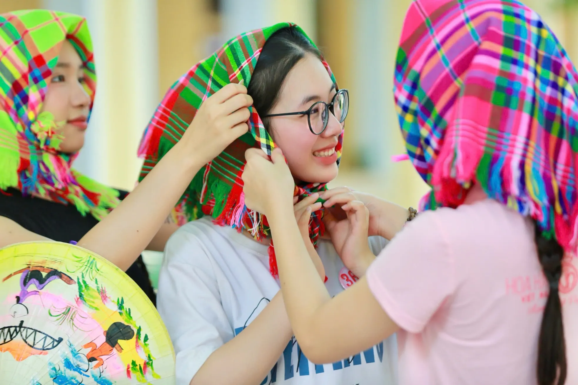 Mốt trùm khăn 'bà thím' được thí sinh Hoa hậu Việt Nam yêu thích ảnh 2