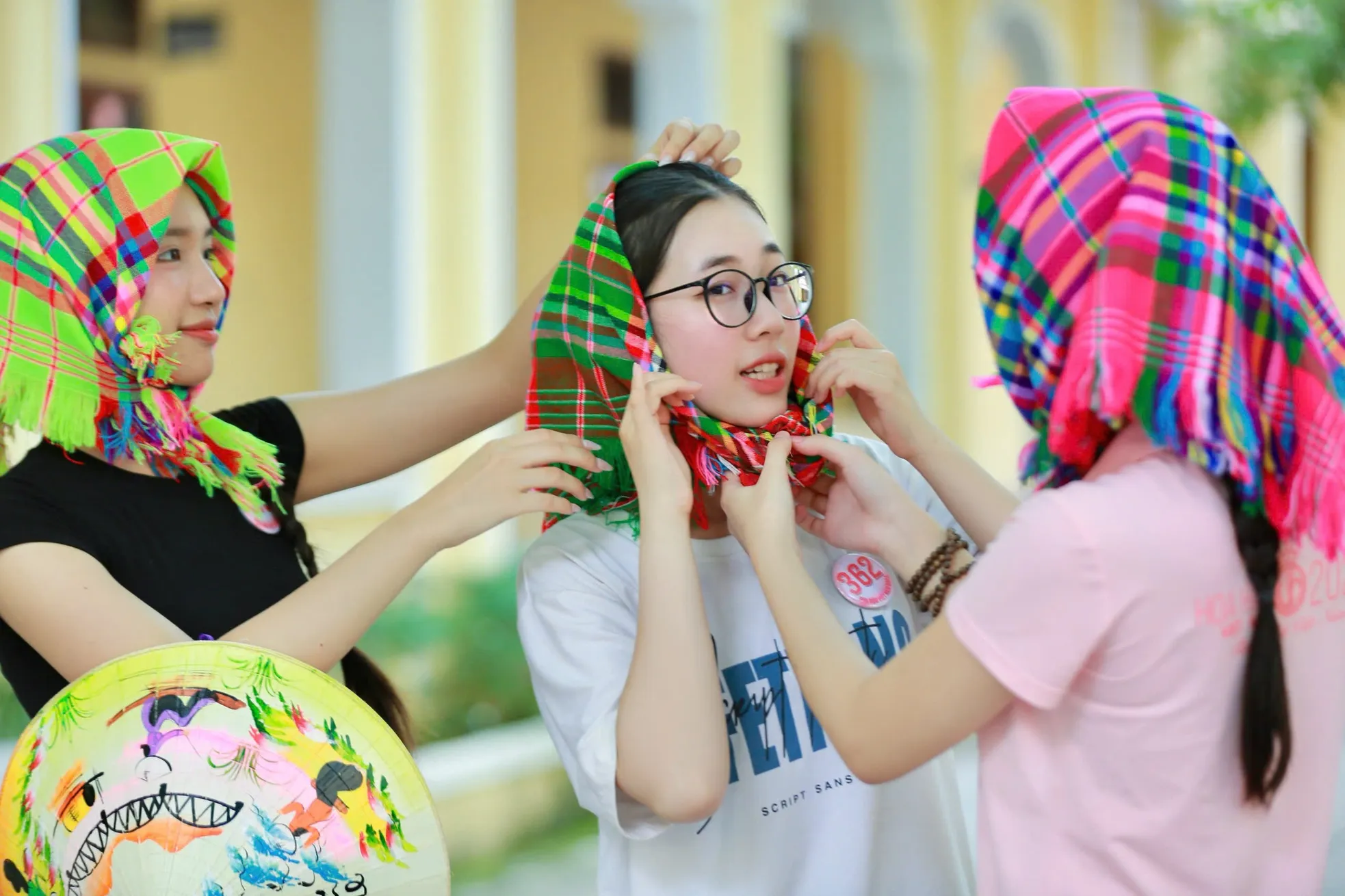 Mốt trùm khăn 'bà thím' được thí sinh Hoa hậu Việt Nam yêu thích ảnh 5