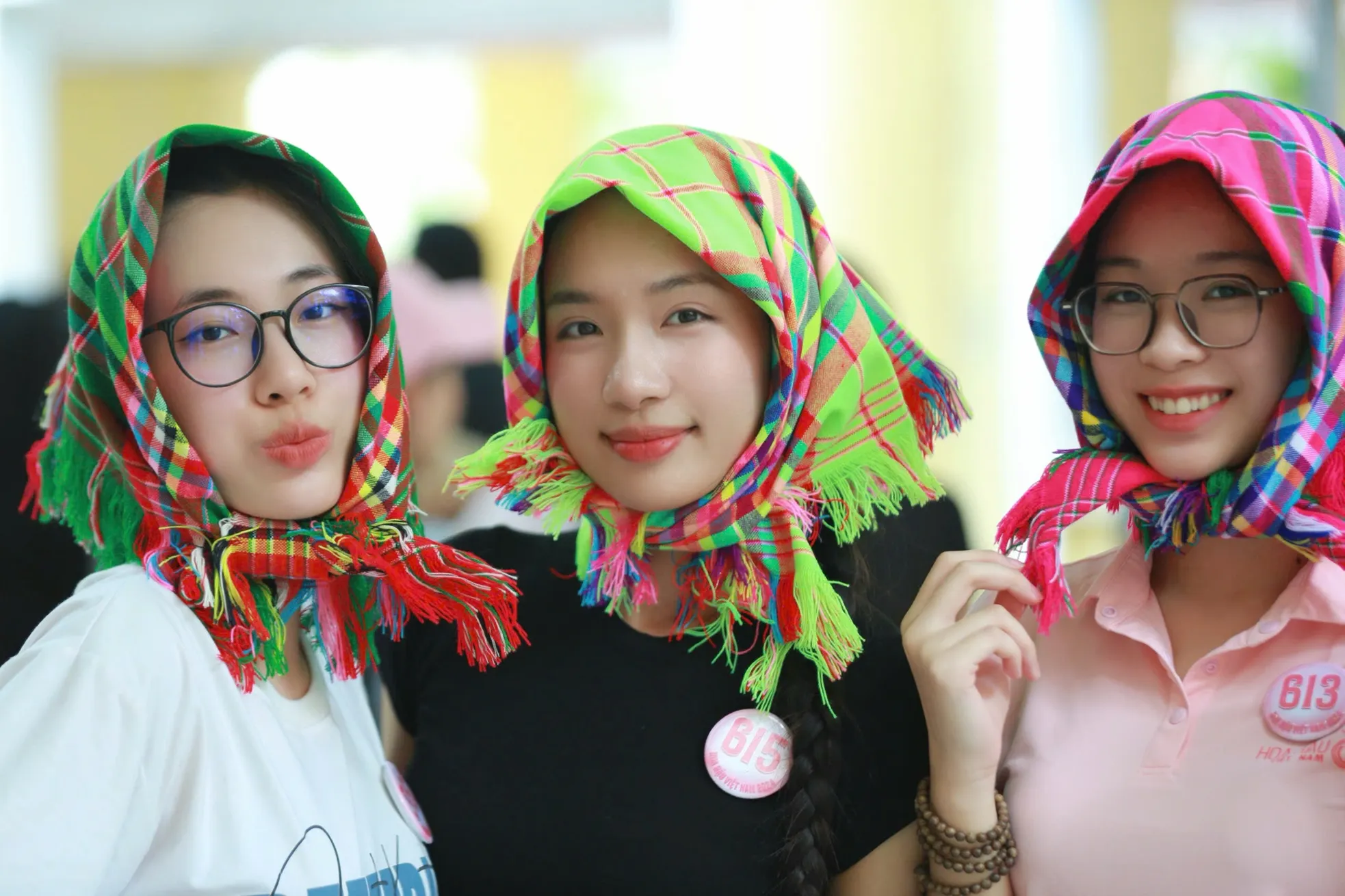 Mốt trùm khăn 'bà thím' được thí sinh Hoa hậu Việt Nam yêu thích ảnh 6