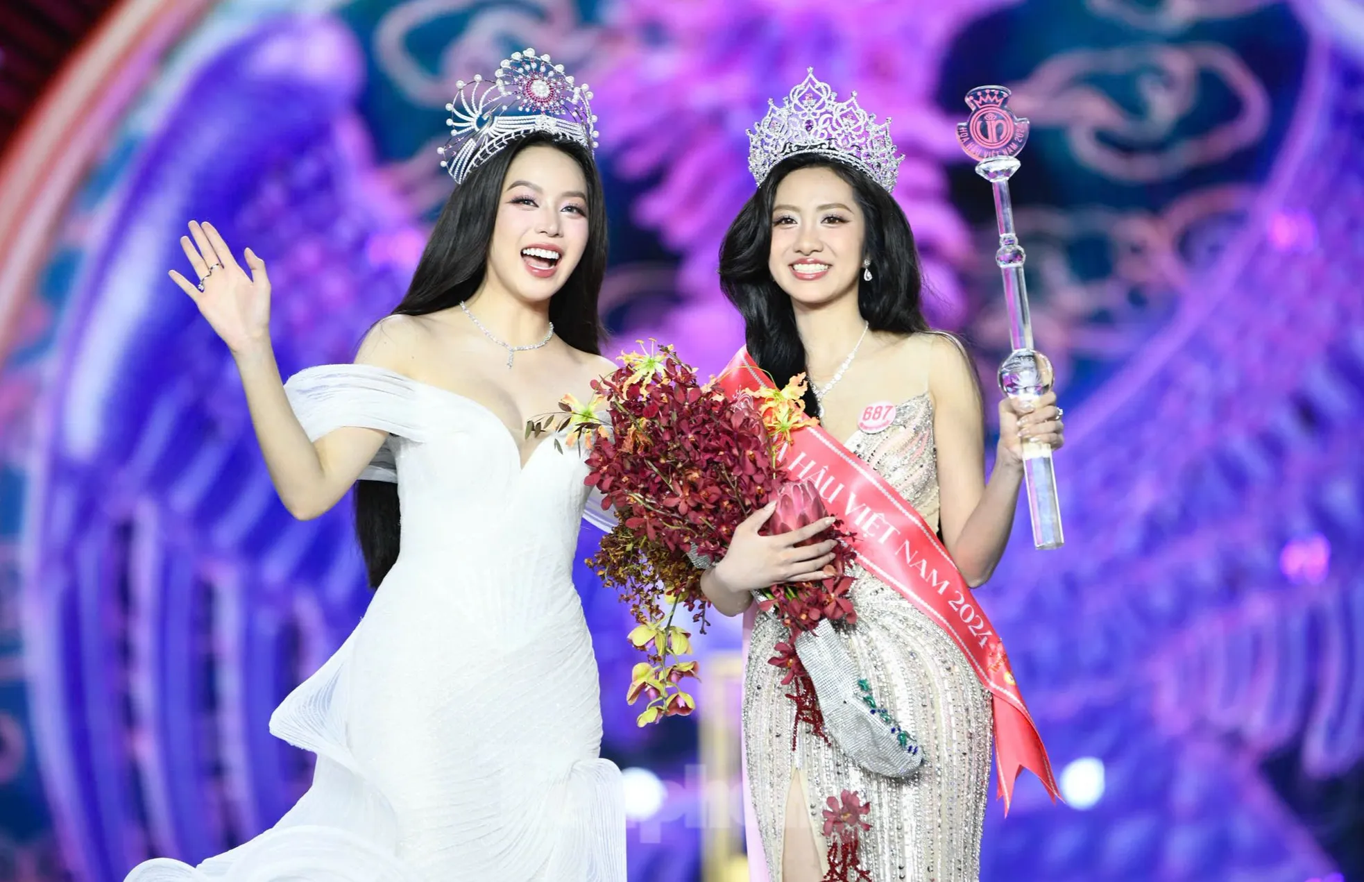 Khoảnh khắc 'tuyệt đối điện ảnh' khi Hoa hậu Thanh Thủy trao vương miện cho Hà Trúc Linh ảnh 7