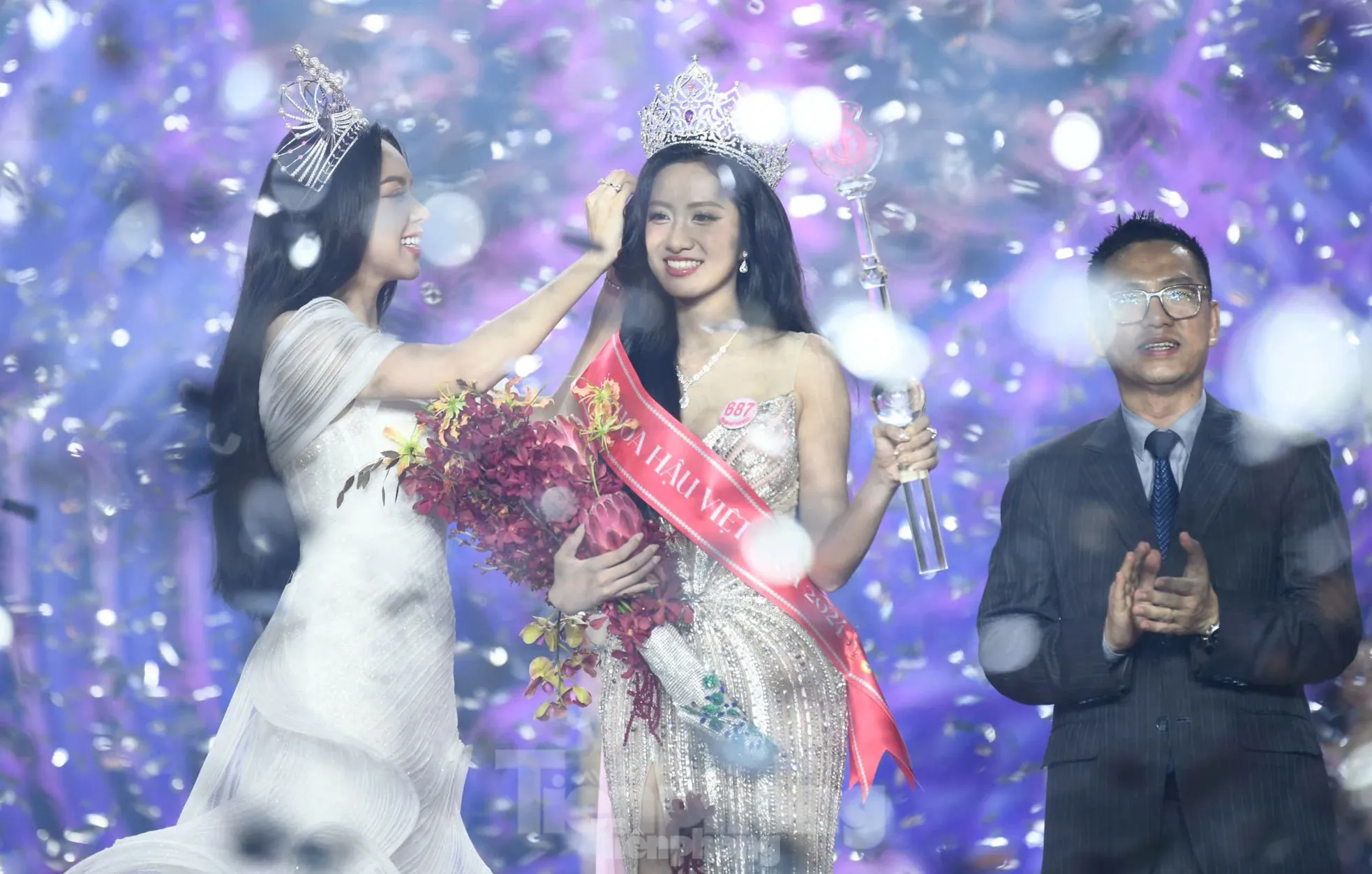 Khoảnh khắc 'tuyệt đối điện ảnh' khi Hoa hậu Thanh Thủy trao vương miện cho Hà Trúc Linh ảnh 3