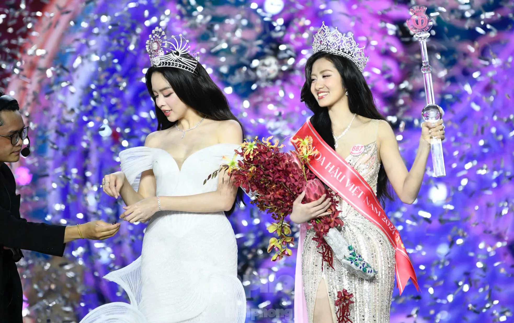 Khoảnh khắc 'tuyệt đối điện ảnh' khi Hoa hậu Thanh Thủy trao vương miện cho Hà Trúc Linh ảnh 1