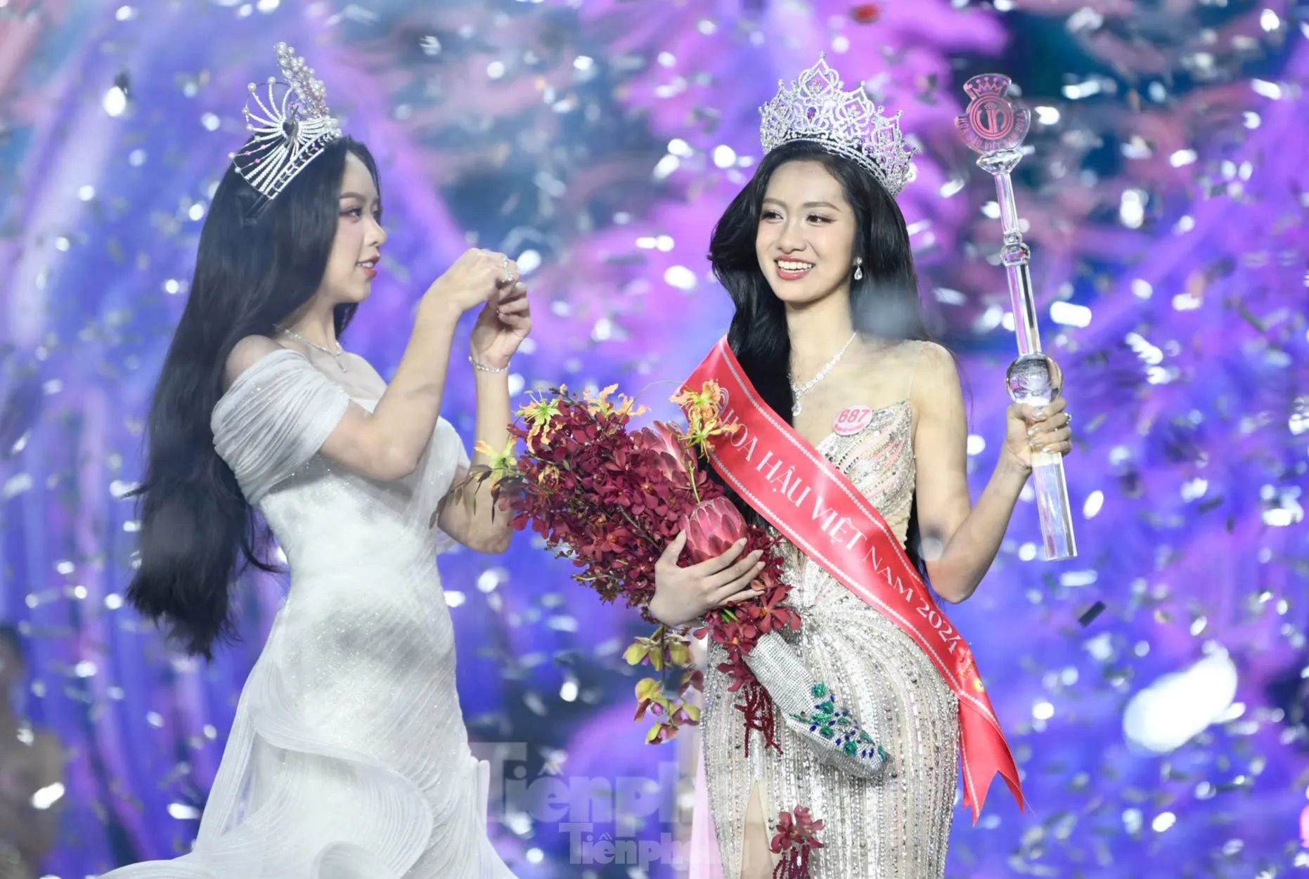 Khoảnh khắc 'tuyệt đối điện ảnh' khi Hoa hậu Thanh Thủy trao vương miện cho Hà Trúc Linh ảnh 2