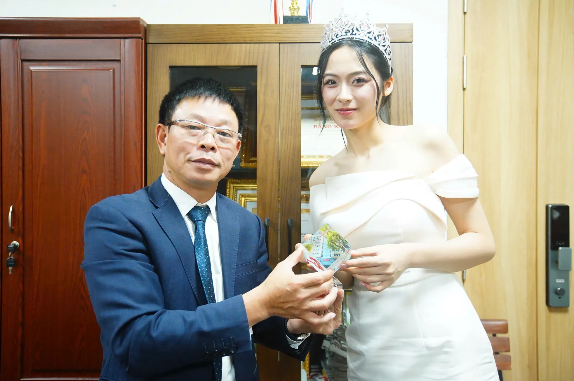 Hoa hậu Hà Trúc Linh về báo Tiền Phong: 'Từ nay chúng ta là người một nhà' ảnh 10