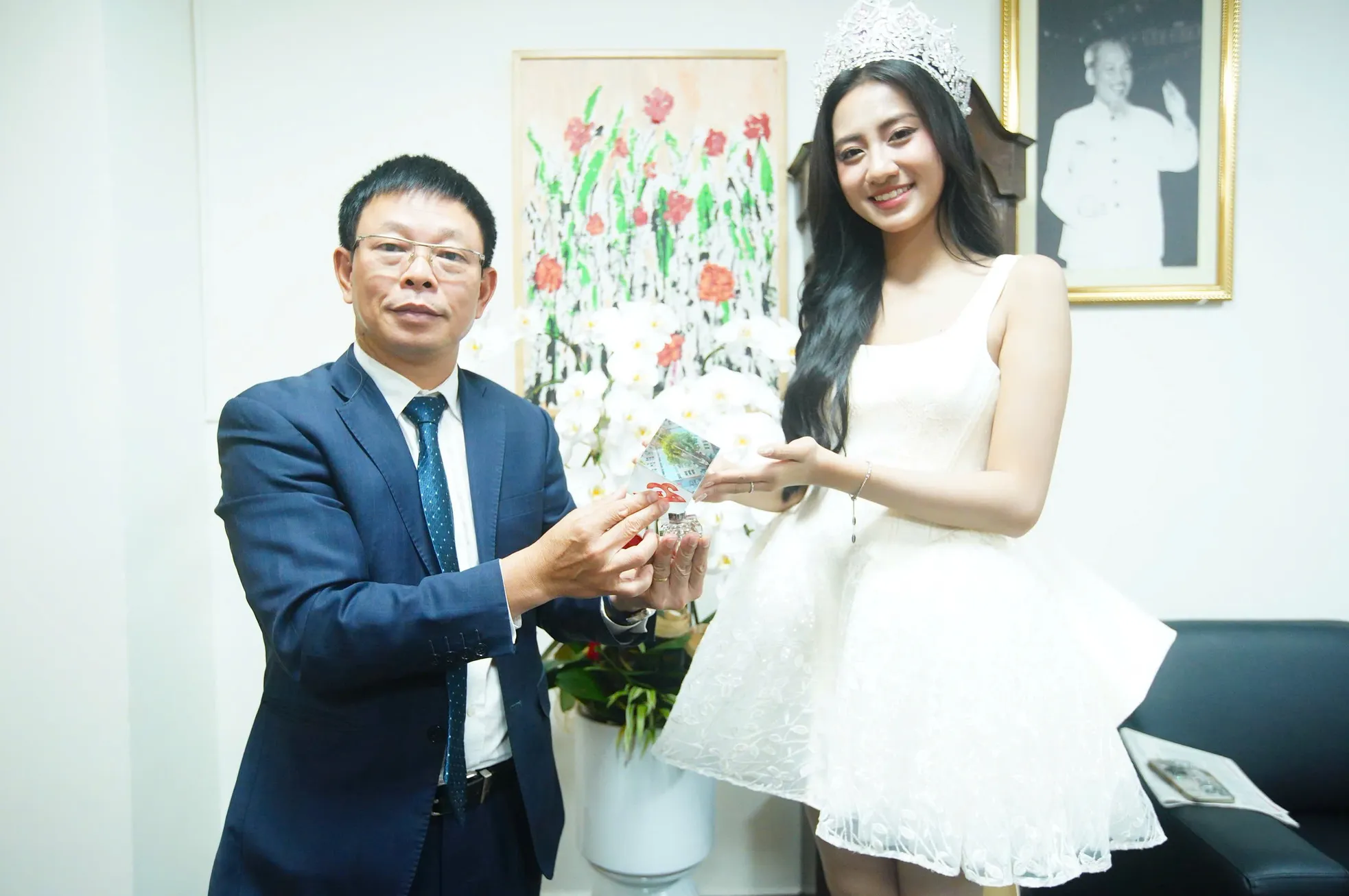 Hoa hậu Hà Trúc Linh về báo Tiền Phong: 'Từ nay chúng ta là người một nhà' ảnh 8