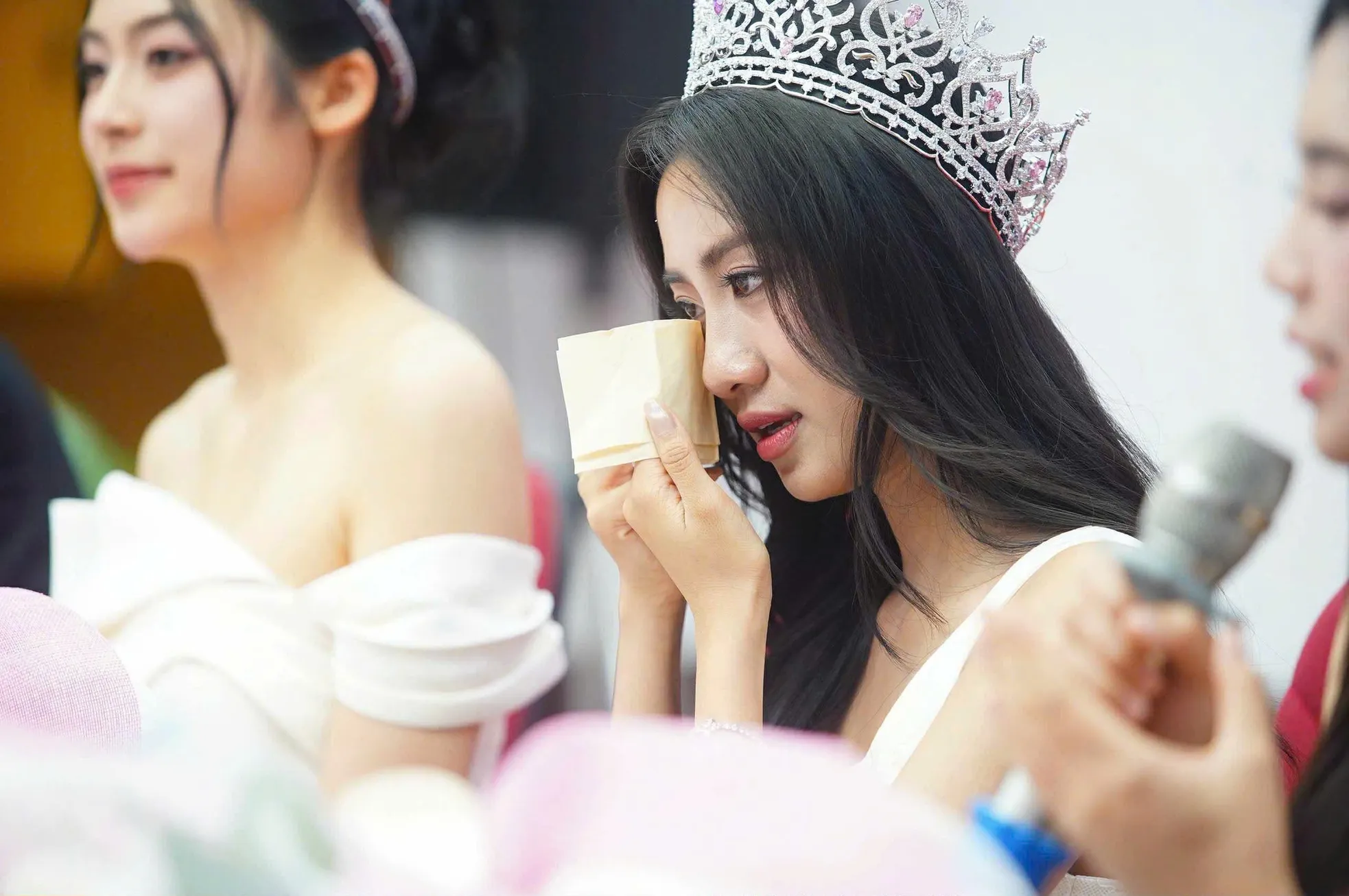 Hoa hậu Hà Trúc Linh về báo Tiền Phong: 'Từ nay chúng ta là người một nhà' ảnh 11