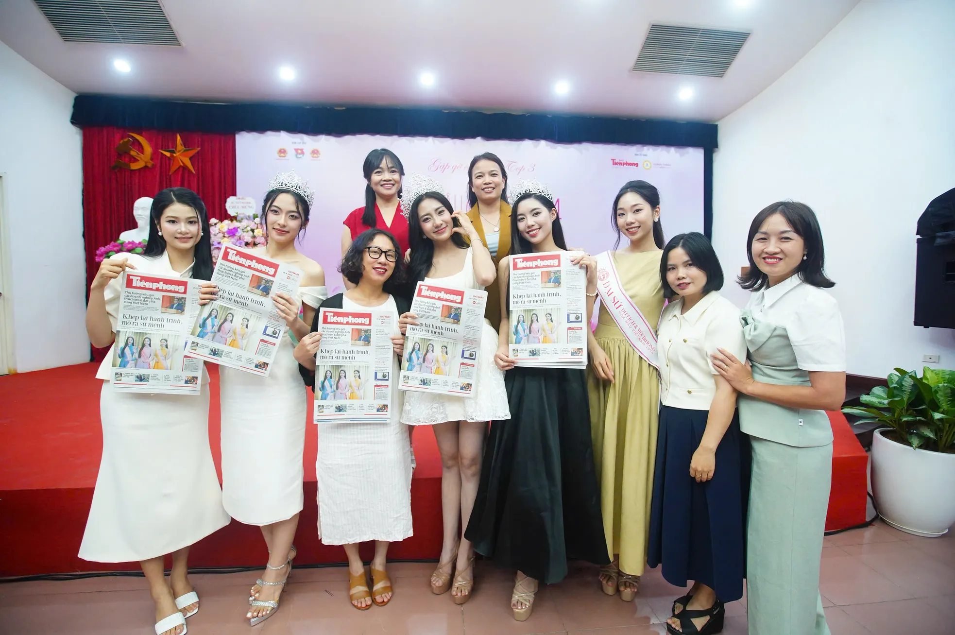 Hoa hậu Hà Trúc Linh về báo Tiền Phong: 'Từ nay chúng ta là người một nhà' ảnh 39