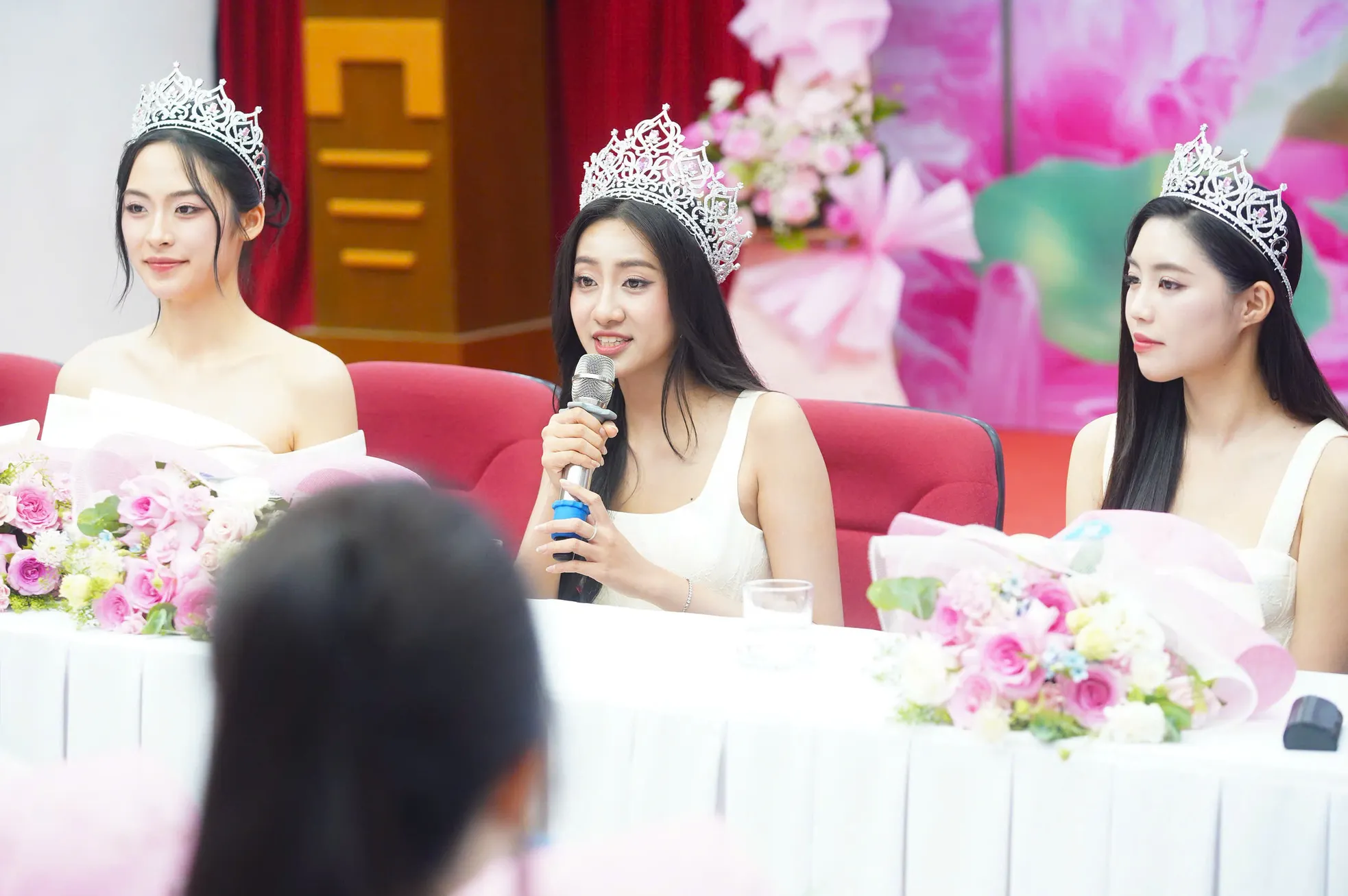 Hoa hậu Hà Trúc Linh về báo Tiền Phong: 'Từ nay chúng ta là người một nhà' ảnh 7