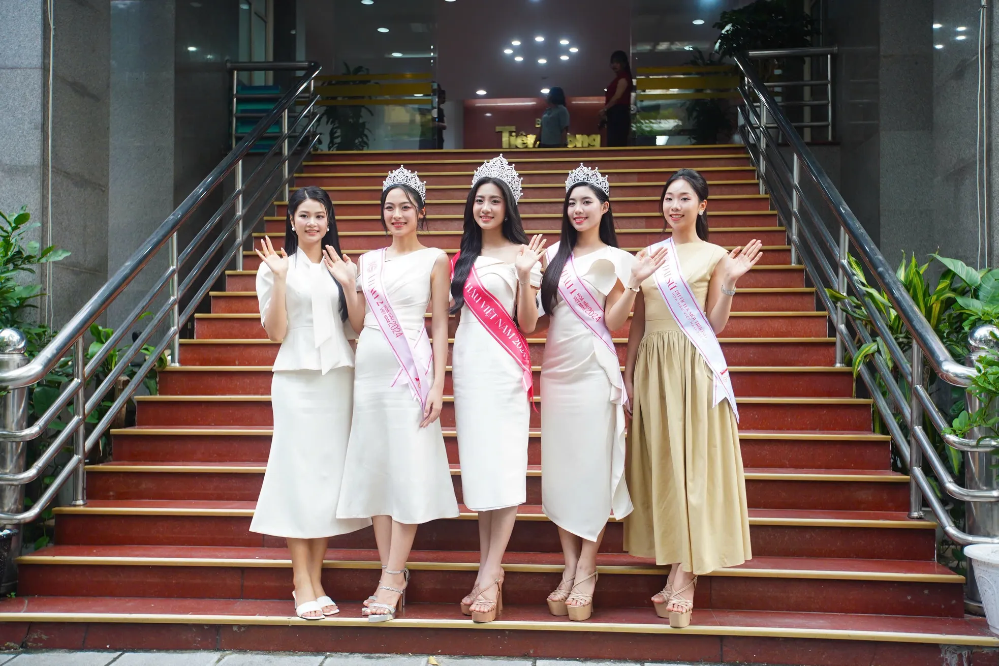 Hoa hậu Hà Trúc Linh về báo Tiền Phong: 'Từ nay chúng ta là người một nhà' ảnh 4