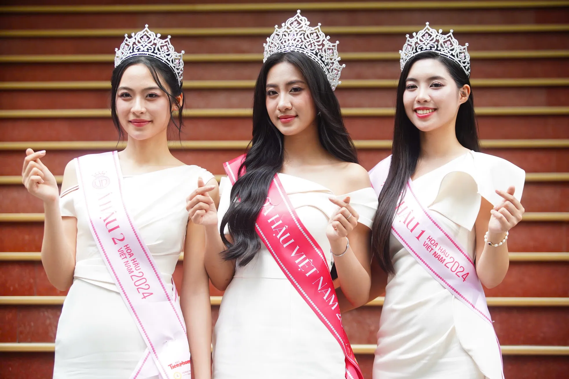 Hoa hậu Hà Trúc Linh về báo Tiền Phong: 'Từ nay chúng ta là người một nhà' ảnh 1