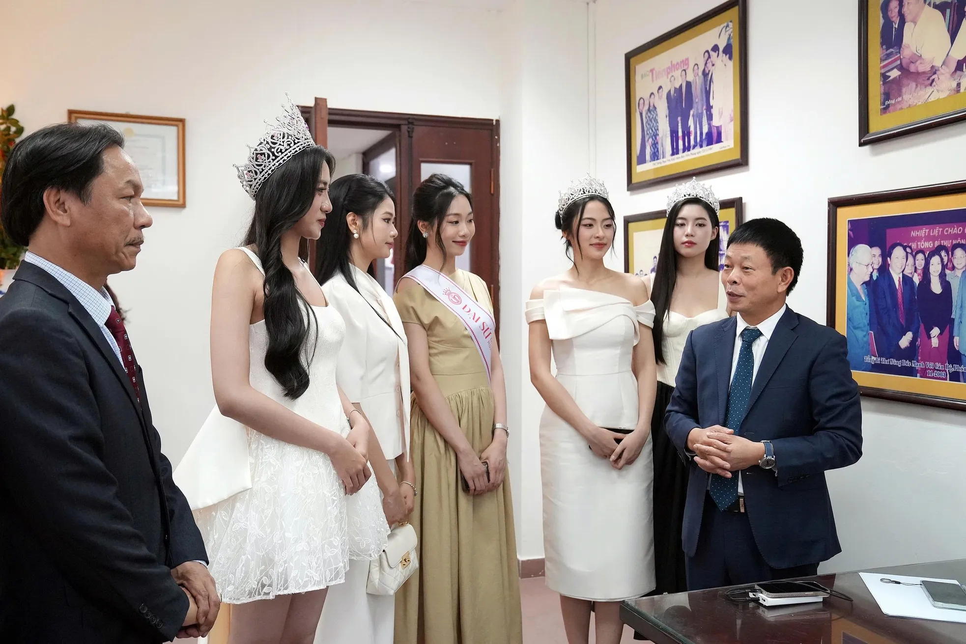 Hoa hậu Hà Trúc Linh về báo Tiền Phong: 'Từ nay chúng ta là người một nhà' ảnh 6