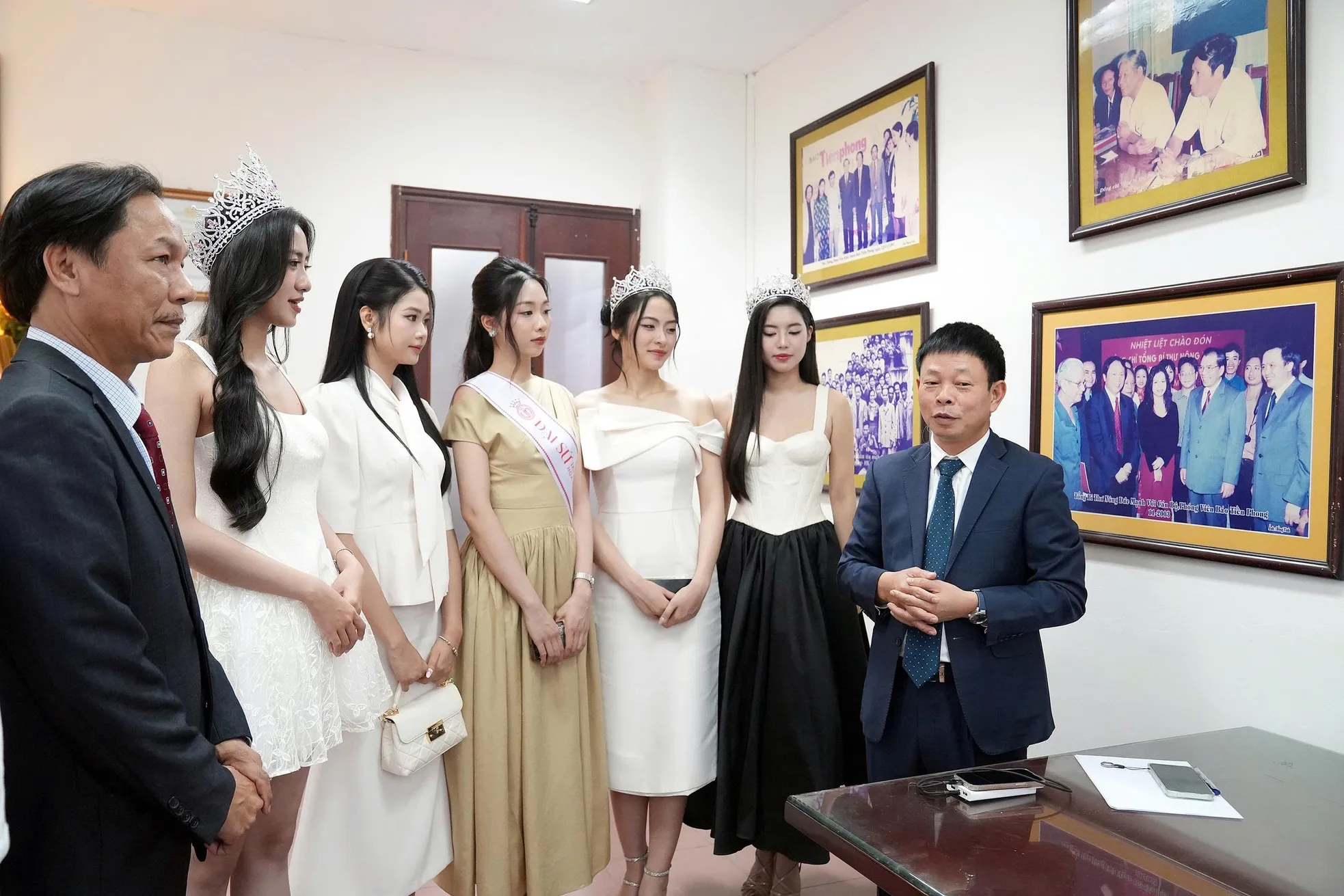 Hoa hậu Hà Trúc Linh về báo Tiền Phong: 'Từ nay chúng ta là người một nhà' ảnh 5