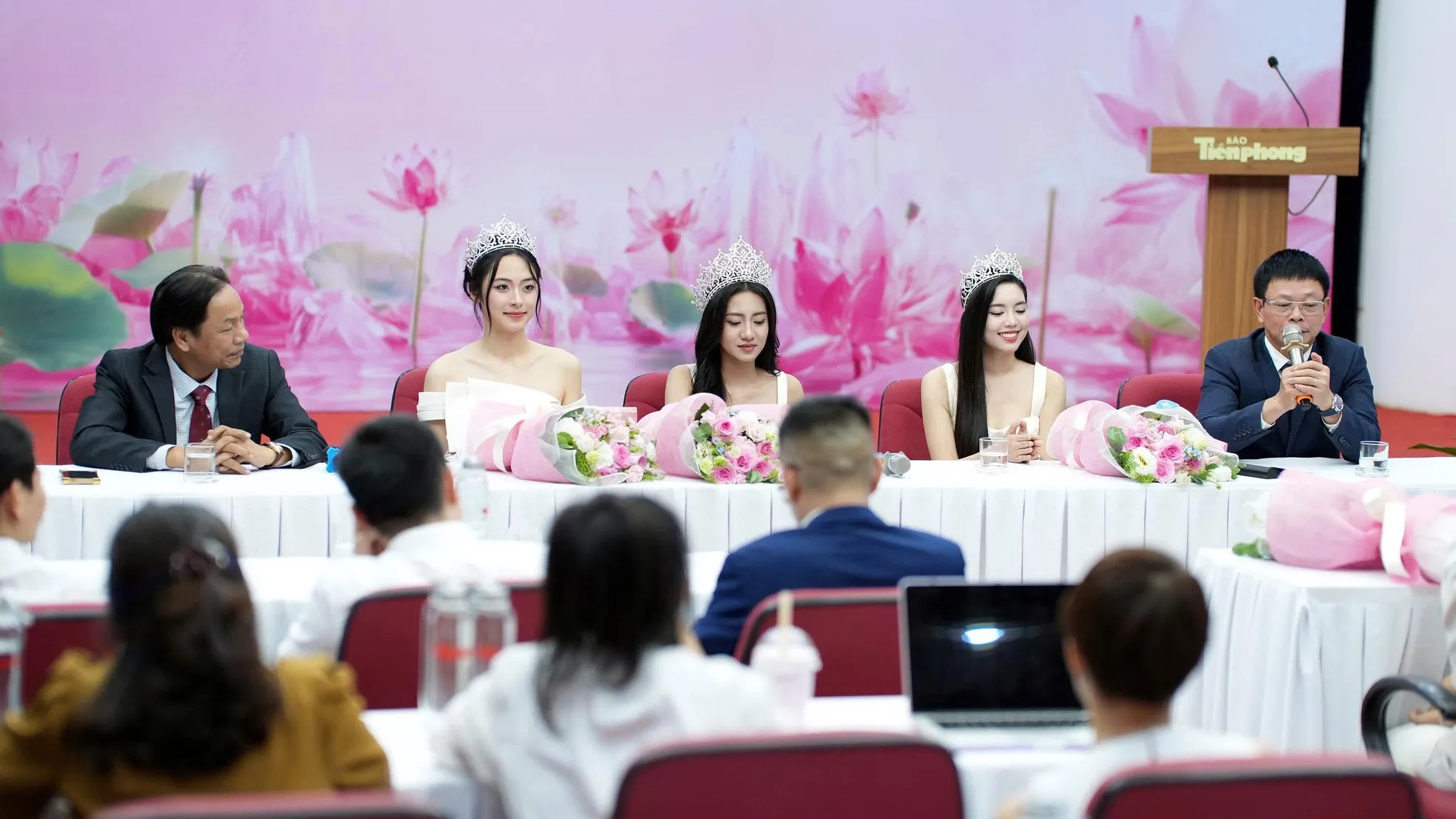 Hoa hậu Hà Trúc Linh về báo Tiền Phong: 'Từ nay chúng ta là người một nhà' ảnh 31