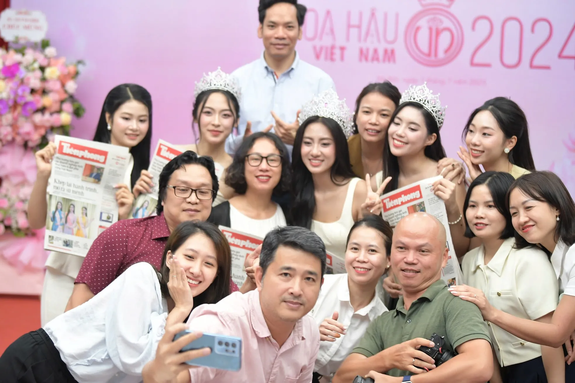 Hoa hậu Hà Trúc Linh về báo Tiền Phong: 'Từ nay chúng ta là người một nhà' ảnh 38