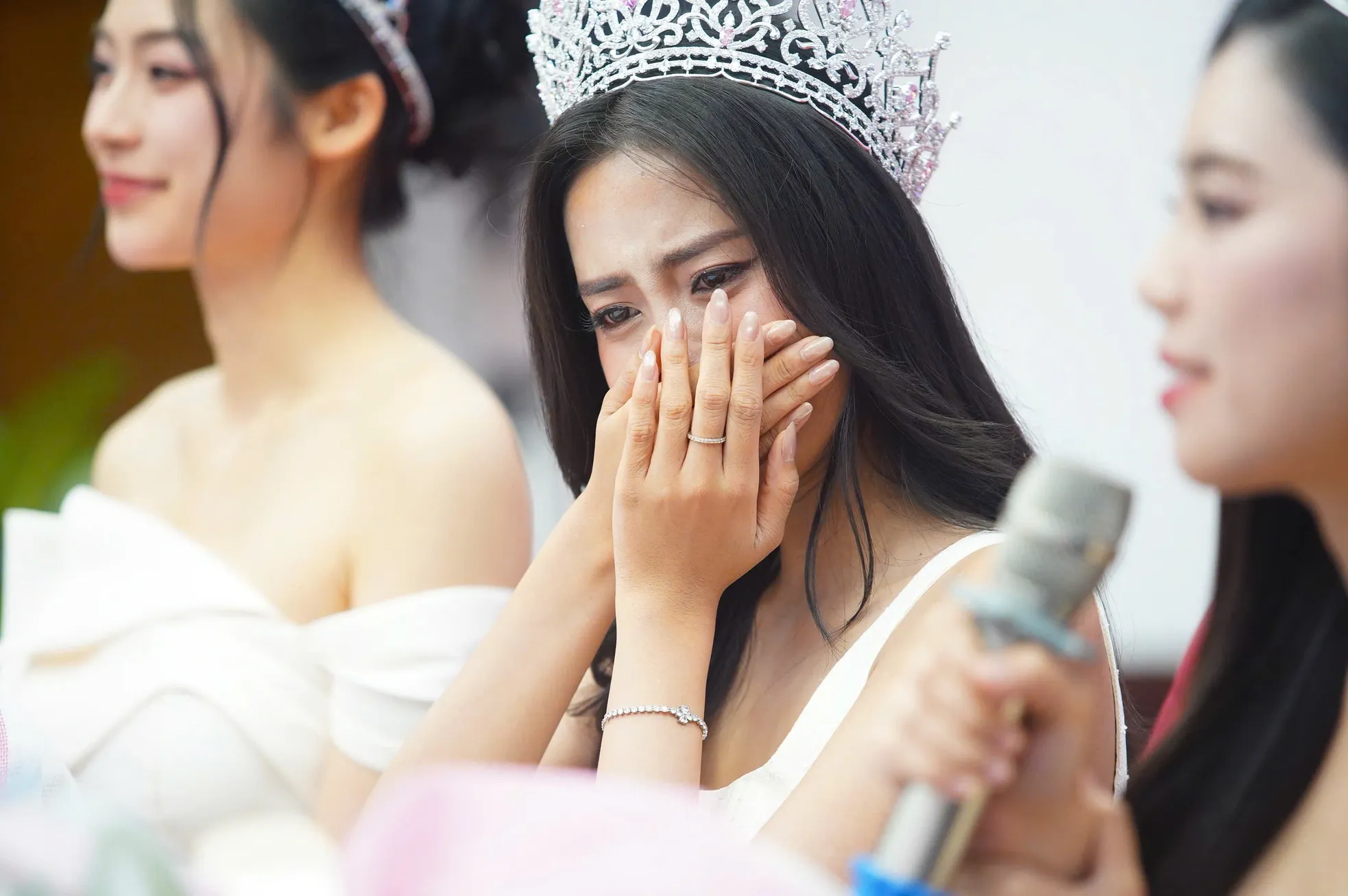 Hoa hậu Hà Trúc Linh về báo Tiền Phong: 'Từ nay chúng ta là người một nhà' ảnh 14