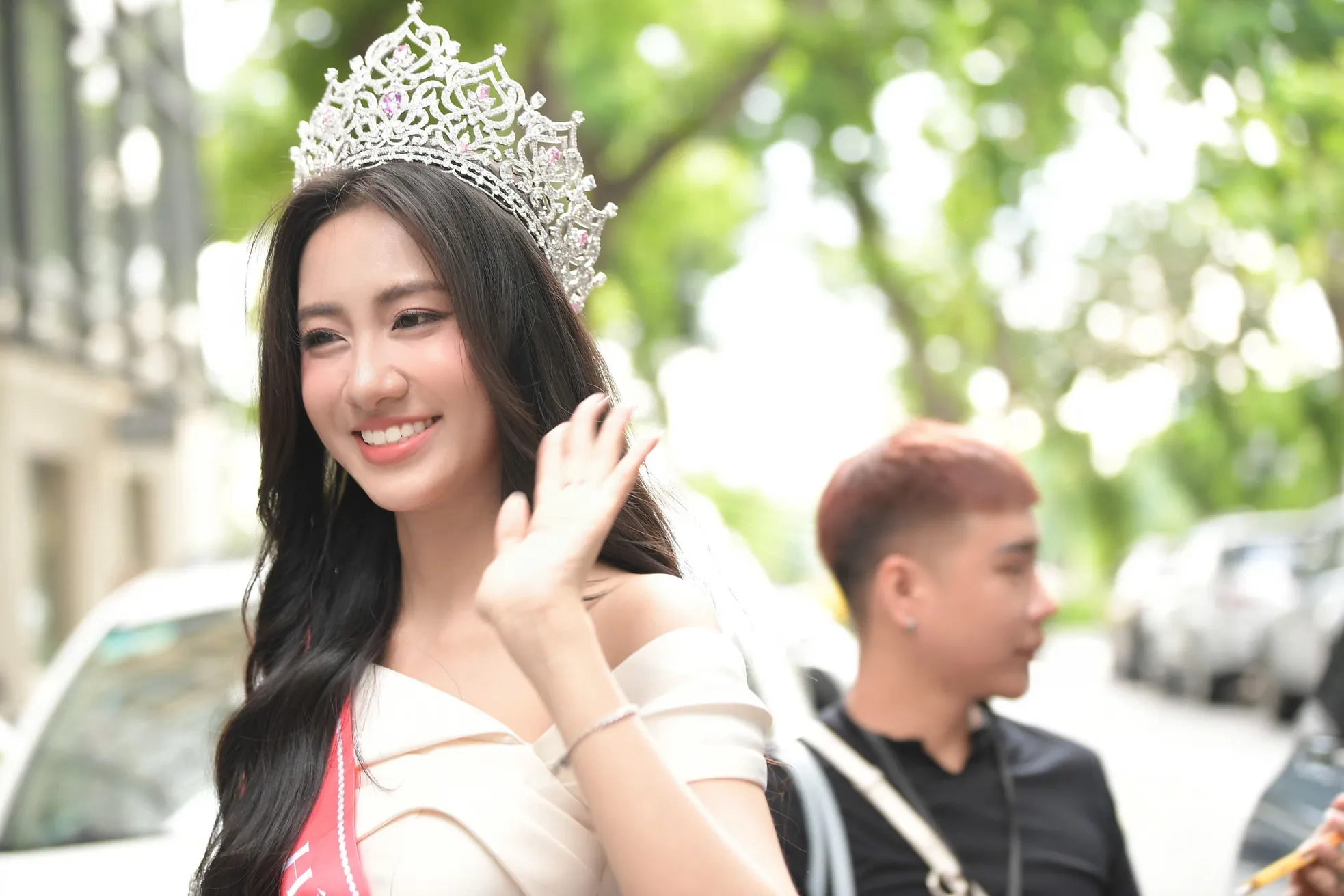 Hoa hậu Hà Trúc Linh về báo Tiền Phong: 'Từ nay chúng ta là người một nhà' ảnh 2
