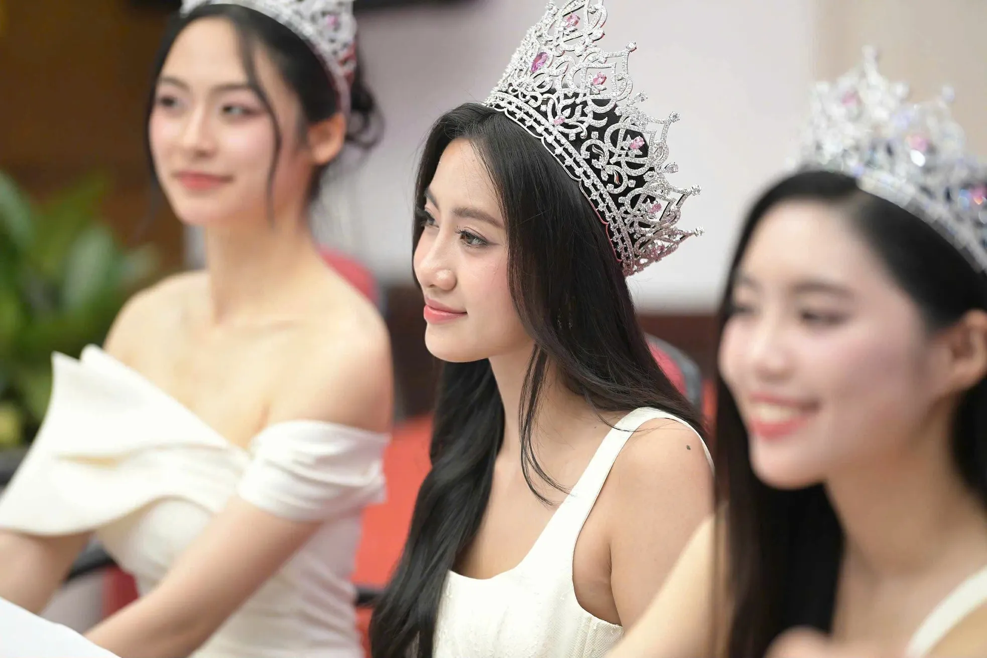 Hoa hậu Hà Trúc Linh về báo Tiền Phong: 'Từ nay chúng ta là người một nhà' ảnh 19