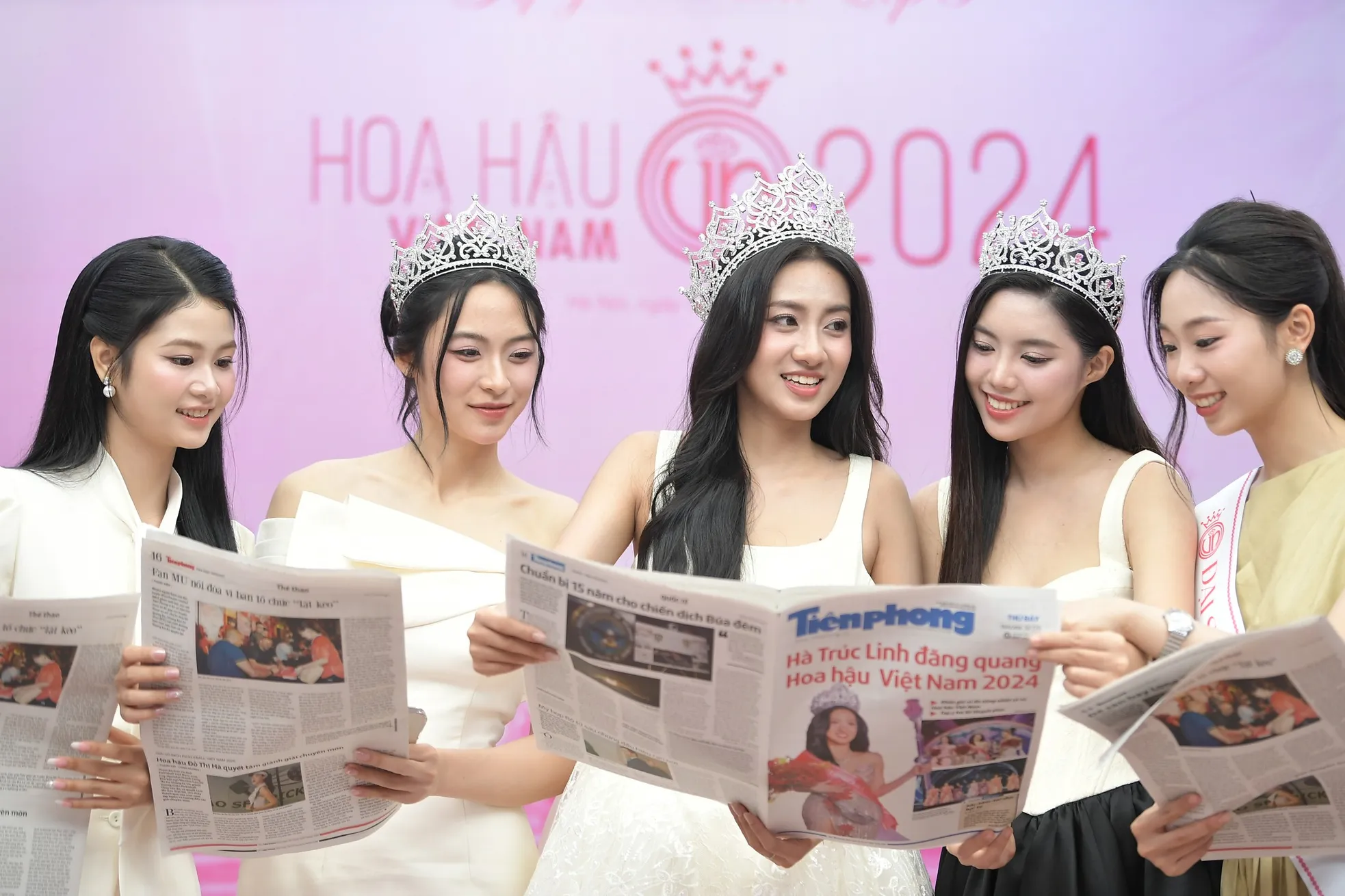 Hoa hậu Hà Trúc Linh về báo Tiền Phong: 'Từ nay chúng ta là người một nhà' ảnh 37