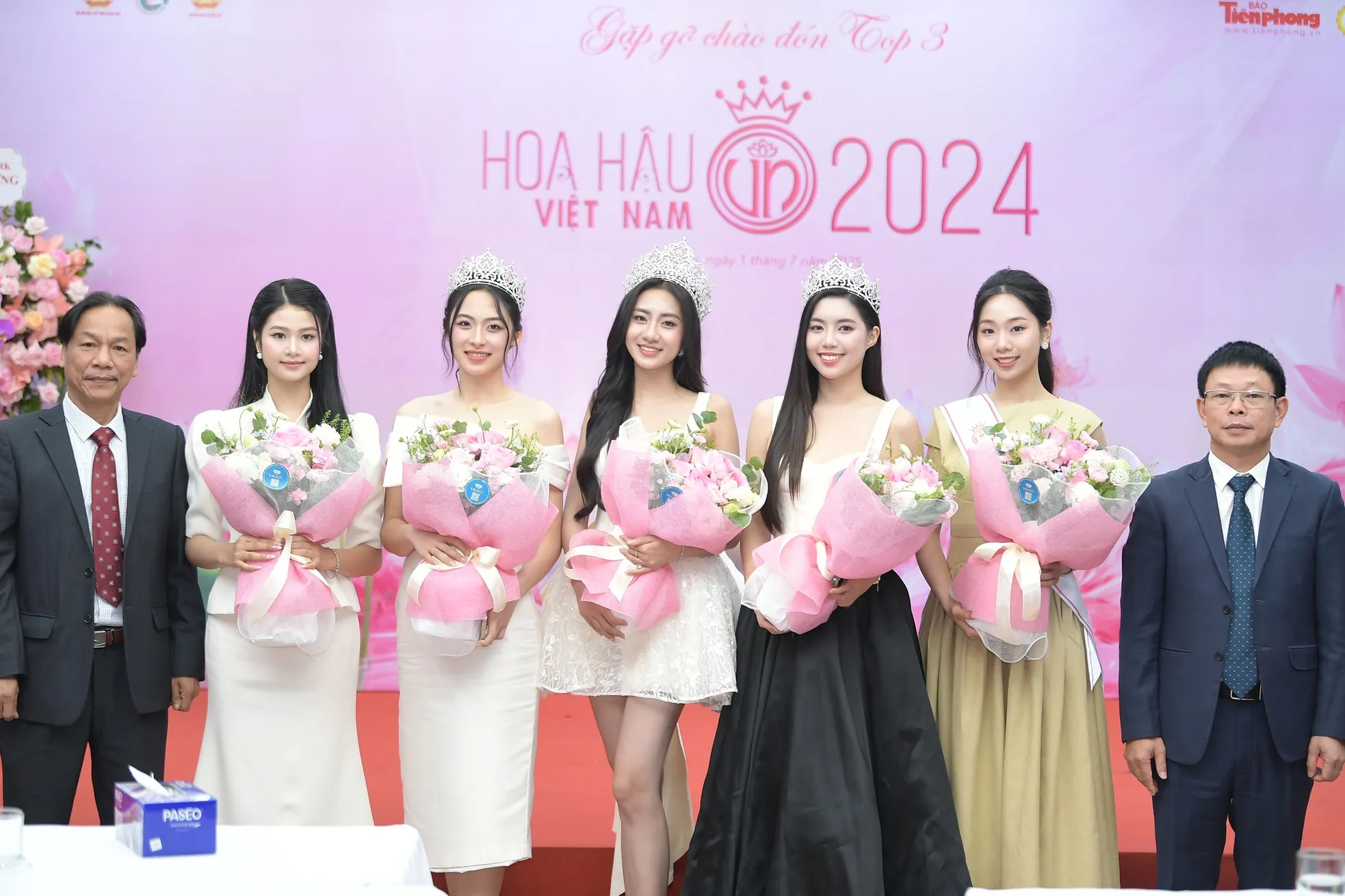 Hoa hậu Hà Trúc Linh về báo Tiền Phong: 'Từ nay chúng ta là người một nhà' ảnh 36