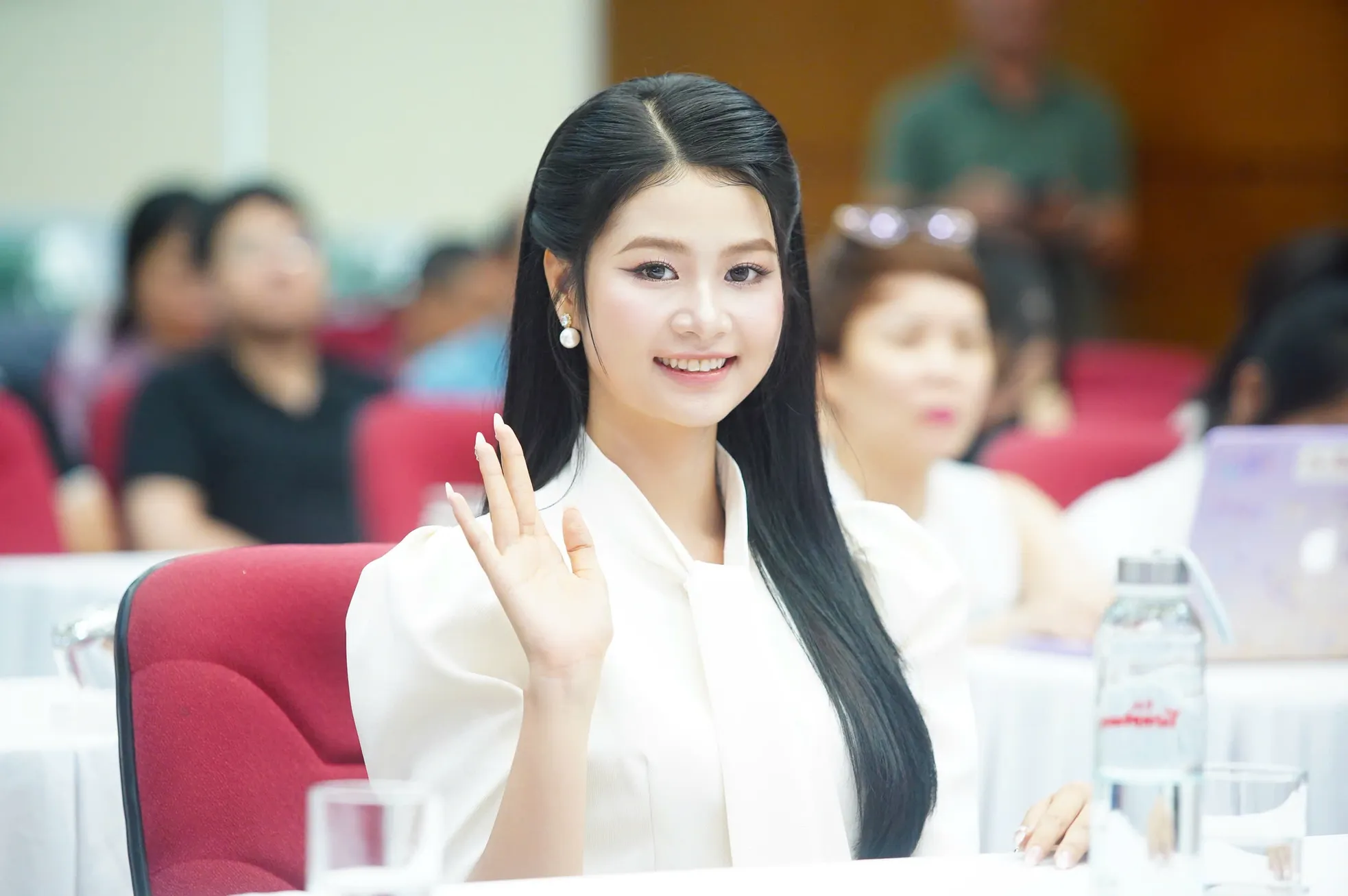 Hoa hậu Hà Trúc Linh về báo Tiền Phong: 'Từ nay chúng ta là người một nhà' ảnh 27