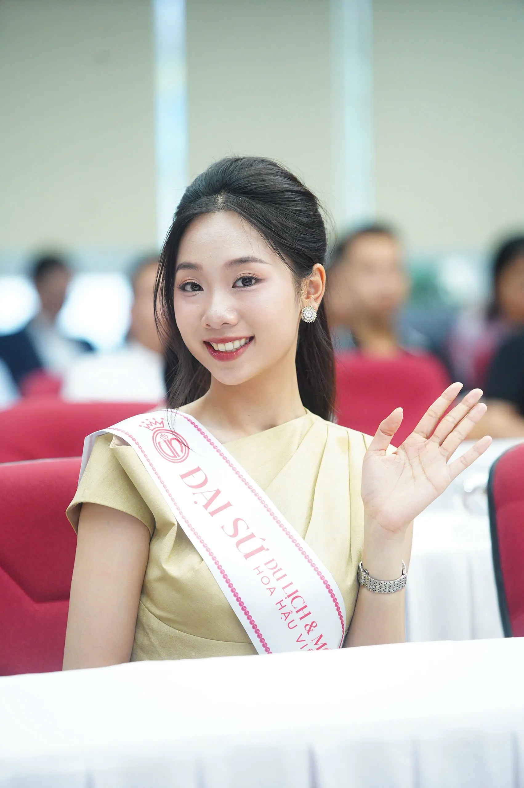 Hoa hậu Hà Trúc Linh về báo Tiền Phong: 'Từ nay chúng ta là người một nhà' ảnh 28