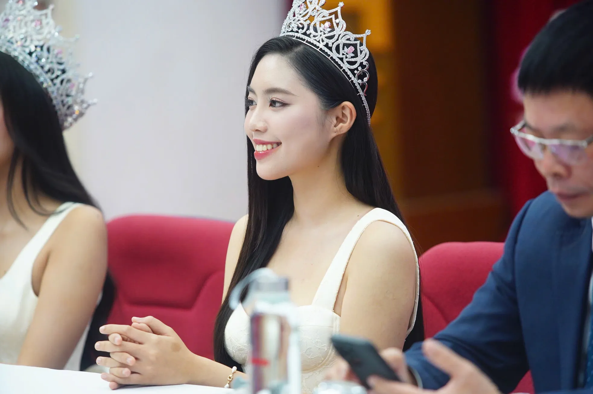Hoa hậu Hà Trúc Linh về báo Tiền Phong: 'Từ nay chúng ta là người một nhà' ảnh 21