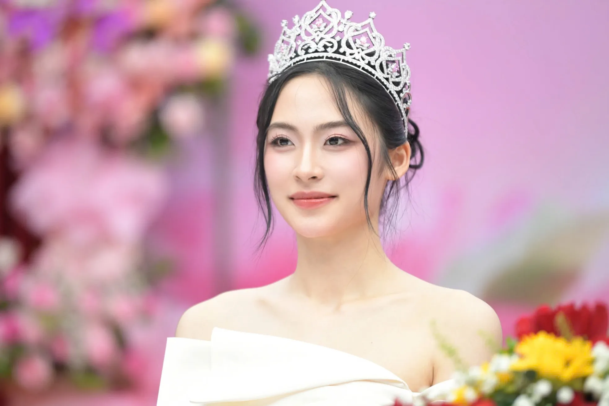 Hoa hậu Hà Trúc Linh về báo Tiền Phong: 'Từ nay chúng ta là người một nhà' ảnh 23
