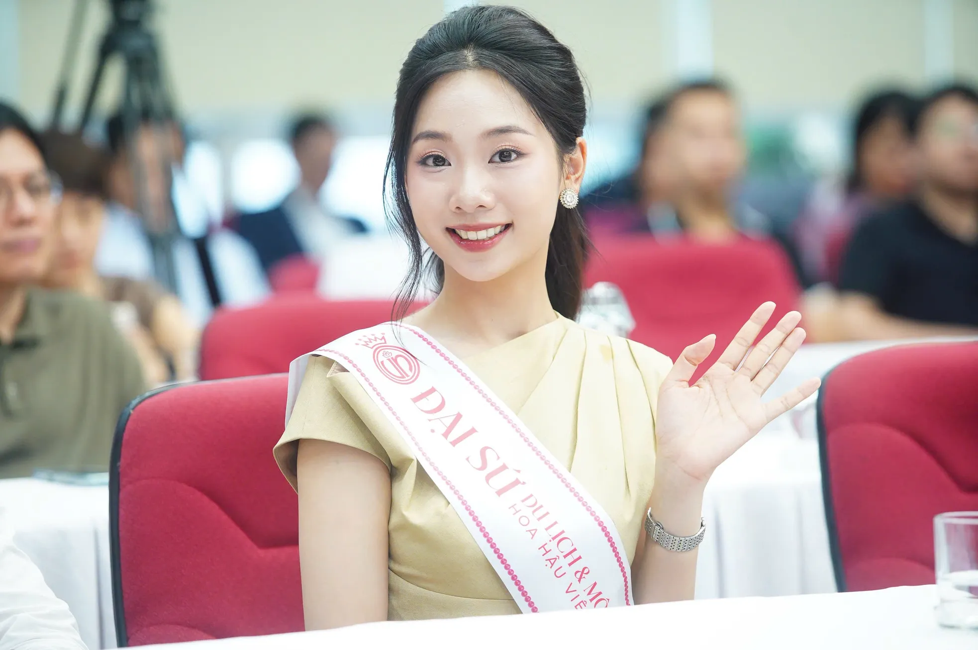 Hoa hậu Hà Trúc Linh về báo Tiền Phong: 'Từ nay chúng ta là người một nhà' ảnh 26