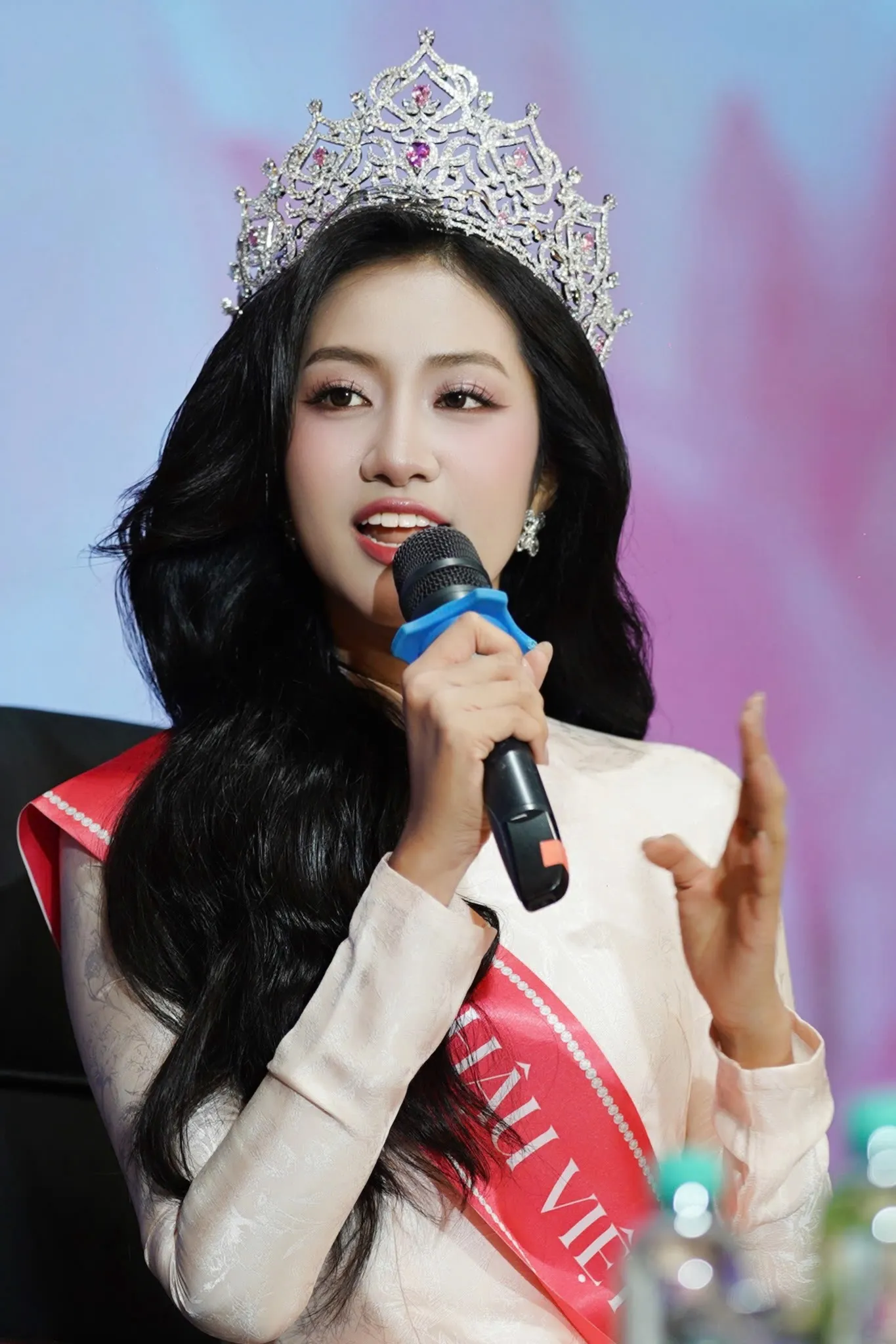 Hoa hậu Hà Trúc Linh gặp lại bố mẹ ảnh 7
