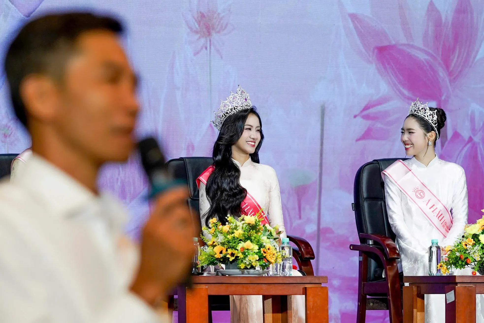 Hoa hậu Hà Trúc Linh gặp lại bố mẹ ảnh 3