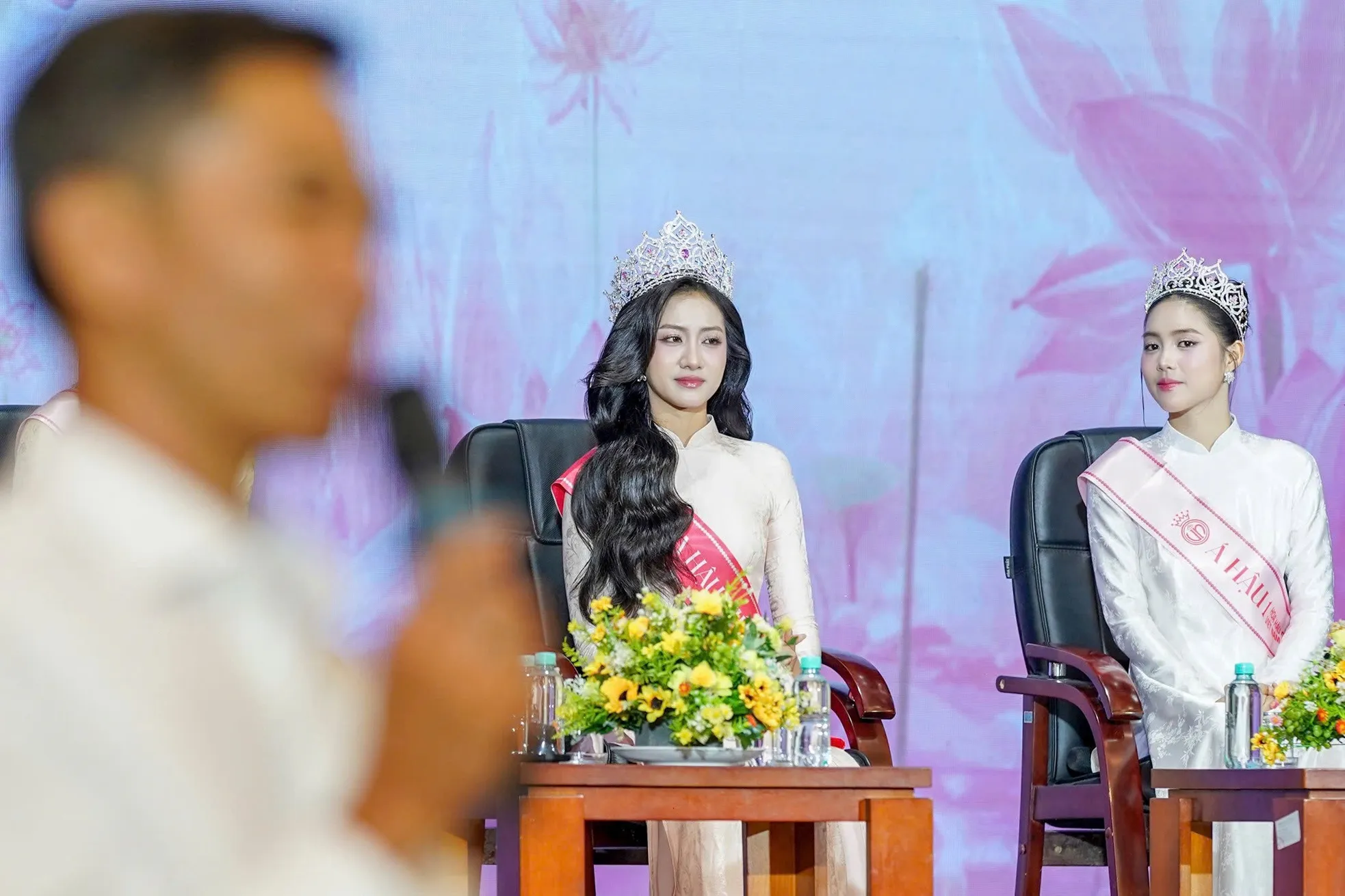 Hoa hậu Hà Trúc Linh gặp lại bố mẹ ảnh 4
