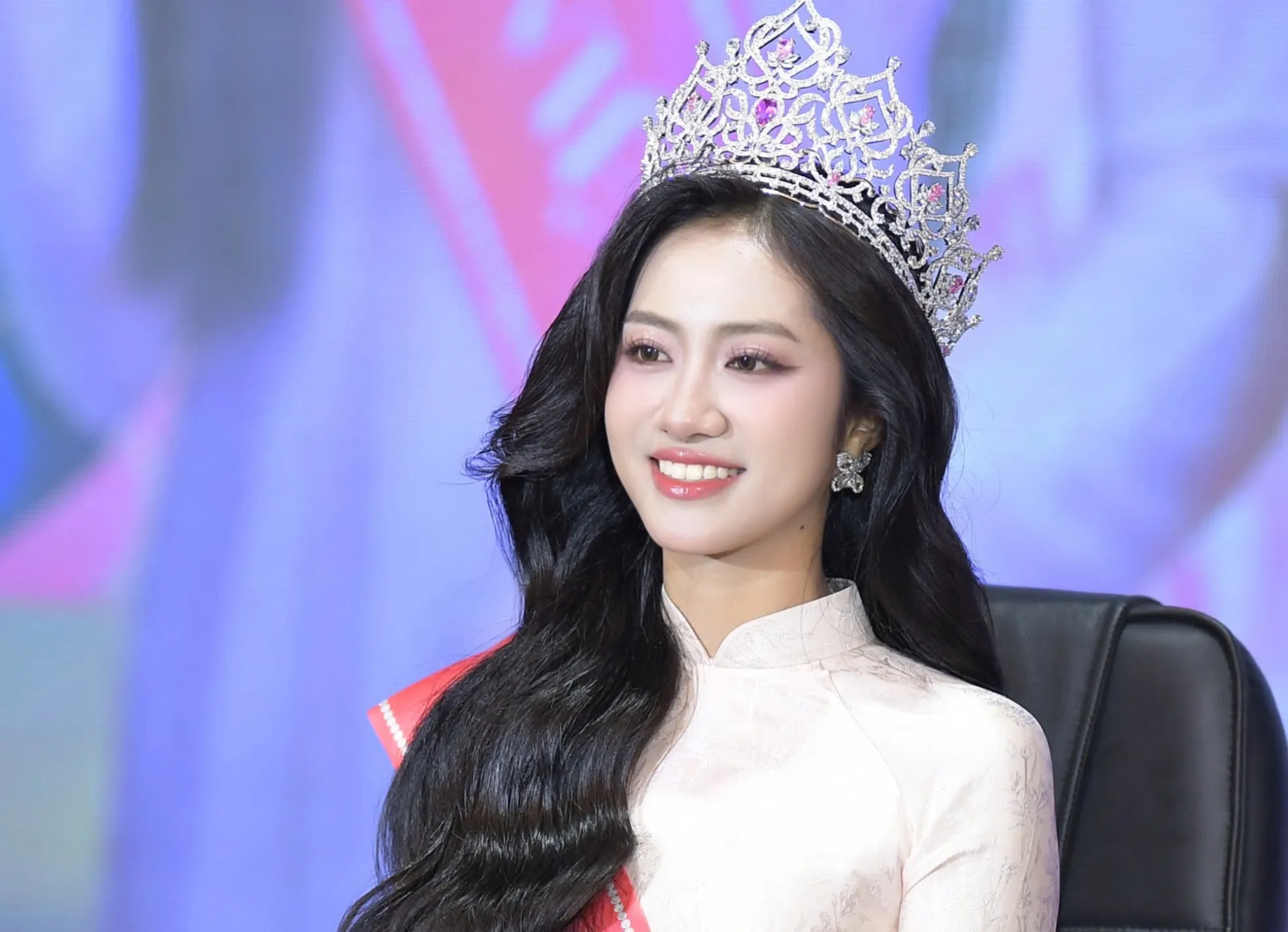 Hoa hậu Hà Trúc Linh gặp lại bố mẹ ảnh 8