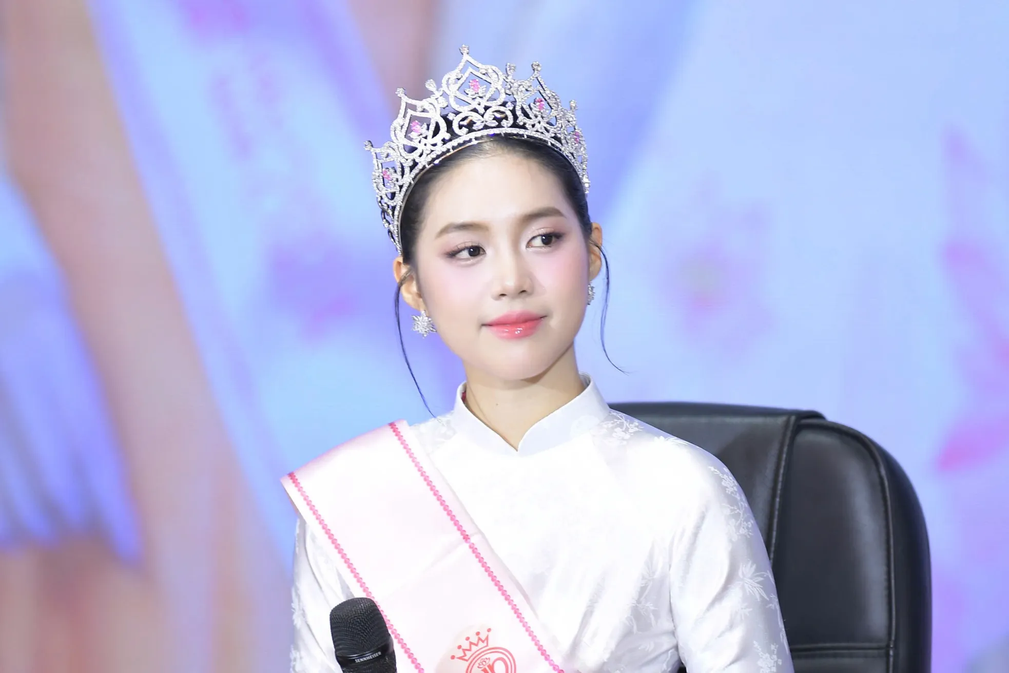 Hoa hậu Hà Trúc Linh gặp lại bố mẹ ảnh 11