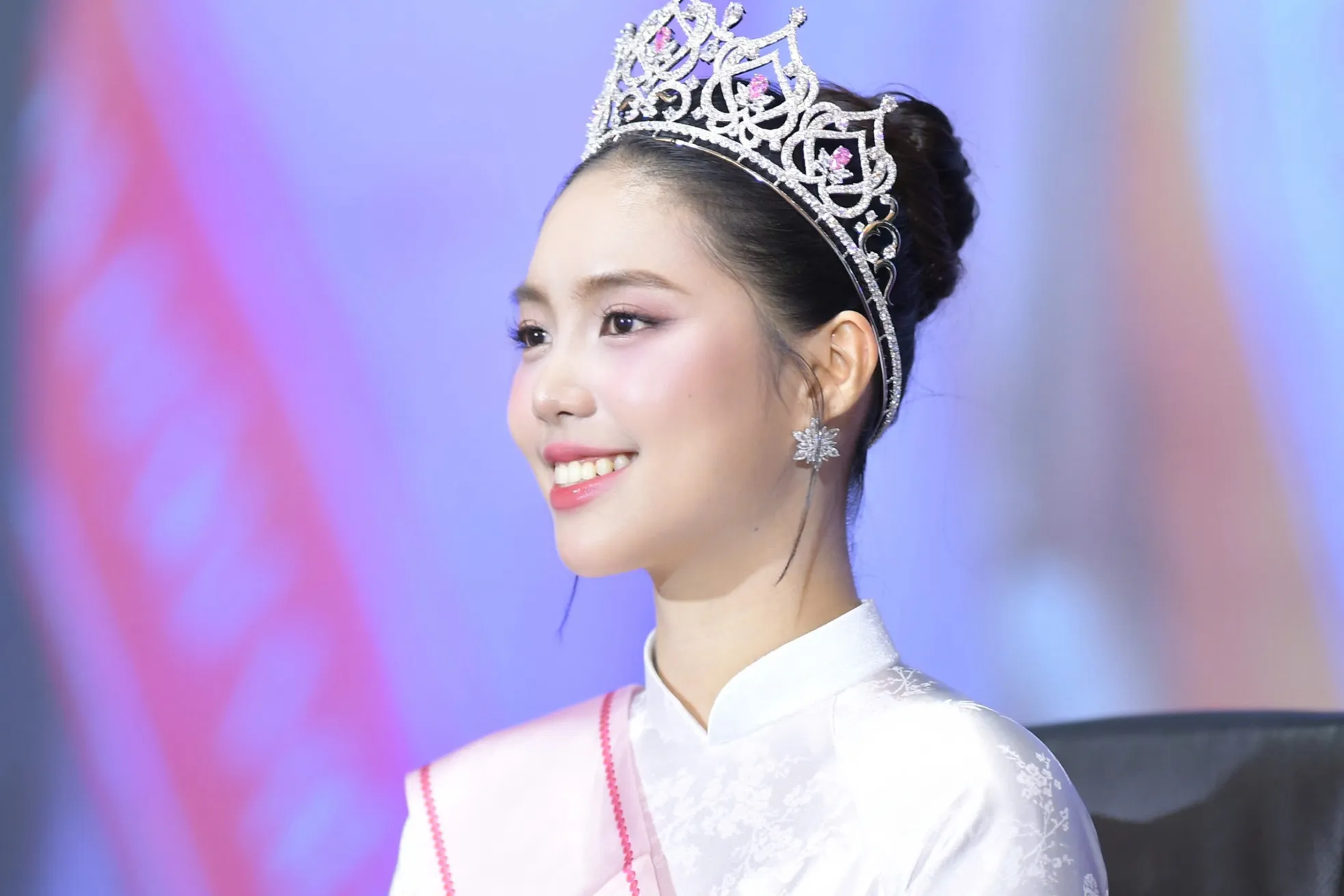 Hoa hậu Hà Trúc Linh gặp lại bố mẹ ảnh 12
