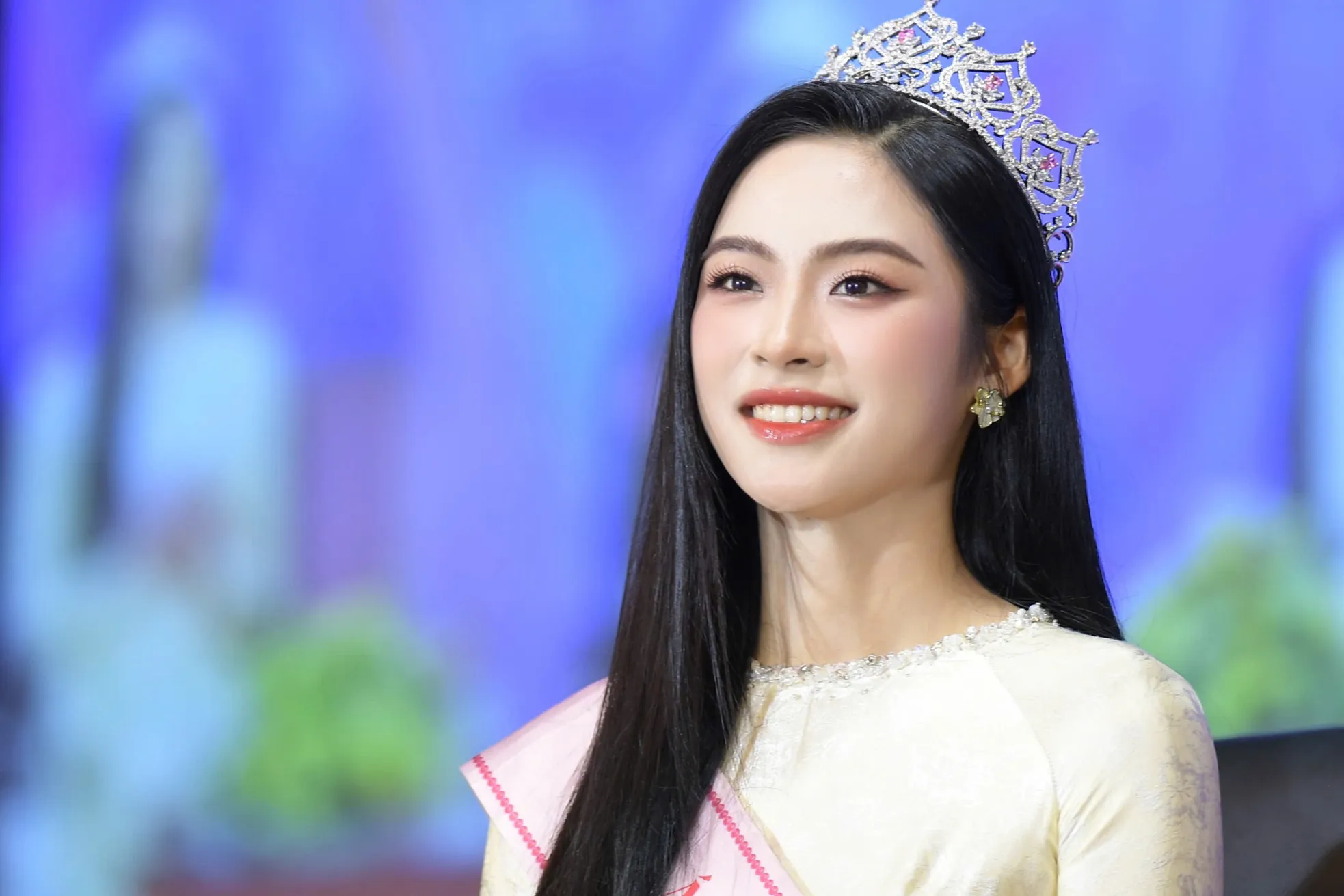 Hoa hậu Hà Trúc Linh gặp lại bố mẹ ảnh 14